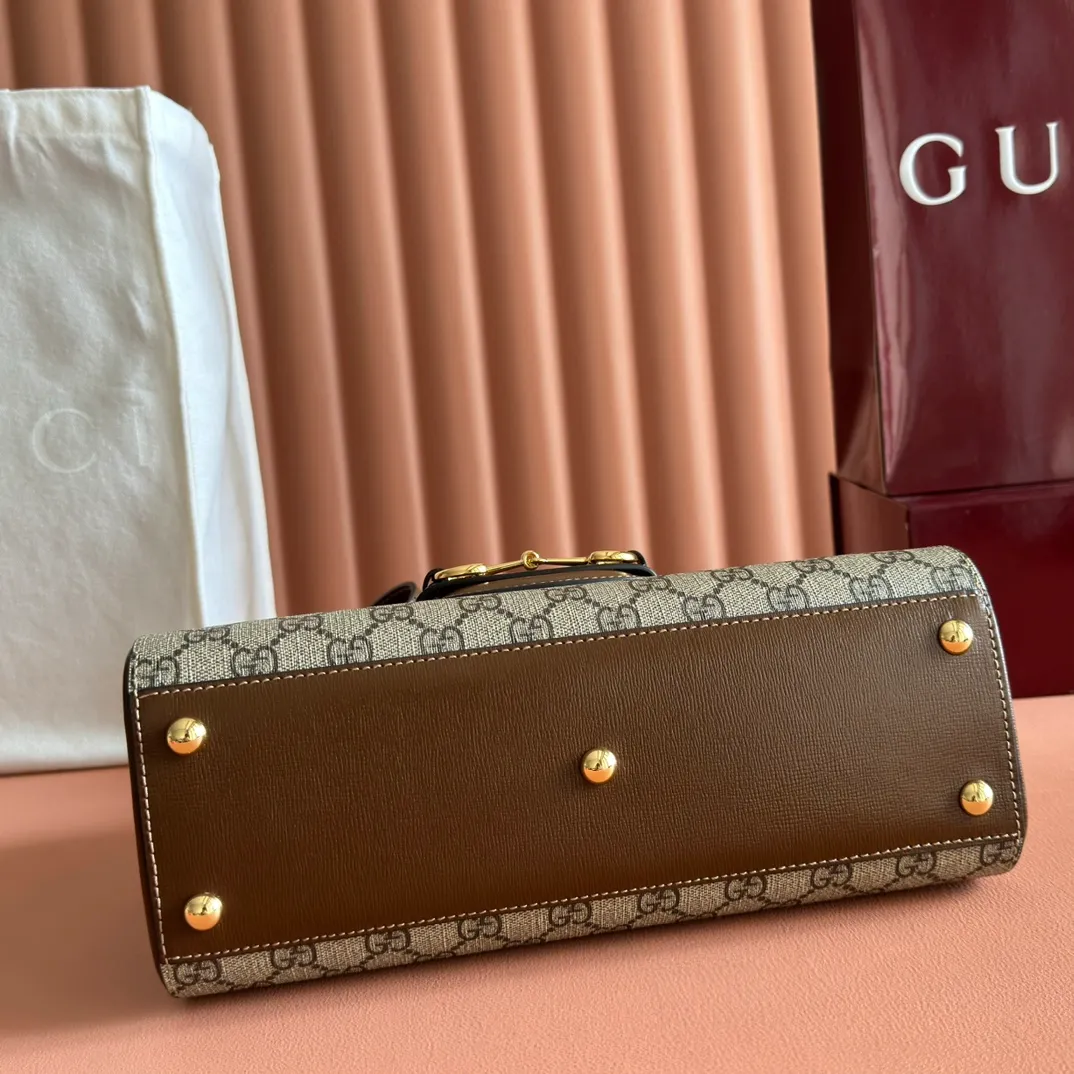 p1500. 📣📣📣【Original leather with 🌈full counter packaging】🔥🔥 Gucci Horsebit 1955 series medium handbag, model number 702049 The Gucci Horsebit 1955 series is presented in beige and ebony GG Supreme canvas. This series draws inspiration from archival designs and carefully combines the classic details of the brand's founding more than sixty years ago with the essence of modern fashion, highlighting the unique charm of the horsebit. This design pattern is inspired by the brand's equestrian origins and consists of two elements: a double ring and a long strip. It has become one of the brand's most recognizable iconic elements. Brown leather piping adds an elegant touch to the design. Hide Details Beige and ebony GG Supreme canvas Brown leather trim Shiny gold-tone hardware Horsebit closure Interior: 2 main compartments and 1 zipped pocket 50cm chain strap and 55cm removable leather shoulder strap Medium dimensions: 29cm (W) x 20cm (H) x 13cm (D)