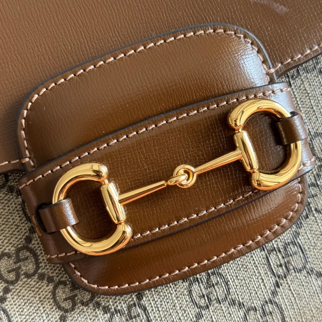 p1500. 📣📣📣【Original leather with 🌈full counter packaging】🔥🔥 Gucci Horsebit 1955 series medium handbag, model number 702049 The Gucci Horsebit 1955 series is presented in beige and ebony GG Supreme canvas. This series draws inspiration from archival designs and carefully combines the classic details of the brand's founding more than sixty years ago with the essence of modern fashion, highlighting the unique charm of the horsebit. This design pattern is inspired by the brand's equestrian origins and consists of two elements: a double ring and a long strip. It has become one of the brand's most recognizable iconic elements. Brown leather piping adds an elegant touch to the design. Hide Details Beige and ebony GG Supreme canvas Brown leather trim Shiny gold-tone hardware Horsebit closure Interior: 2 main compartments and 1 zipped pocket 50cm chain strap and 55cm removable leather shoulder strap Medium dimensions: 29cm (W) x 20cm (H) x 13cm (D)