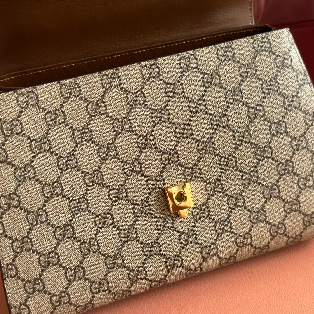 p1500. 📣📣📣【Original leather with 🌈full counter packaging】🔥🔥 Gucci Horsebit 1955 series medium handbag, model number 702049 The Gucci Horsebit 1955 series is presented in beige and ebony GG Supreme canvas. This series draws inspiration from archival designs and carefully combines the classic details of the brand's founding more than sixty years ago with the essence of modern fashion, highlighting the unique charm of the horsebit. This design pattern is inspired by the brand's equestrian origins and consists of two elements: a double ring and a long strip. It has become one of the brand's most recognizable iconic elements. Brown leather piping adds an elegant touch to the design. Hide Details Beige and ebony GG Supreme canvas Brown leather trim Shiny gold-tone hardware Horsebit closure Interior: 2 main compartments and 1 zipped pocket 50cm chain strap and 55cm removable leather shoulder strap Medium dimensions: 29cm (W) x 20cm (H) x 13cm (D)