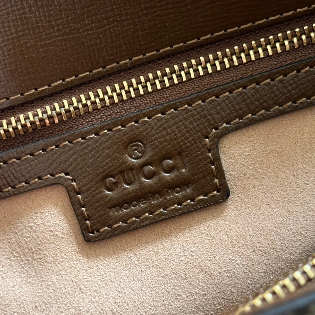 p1500. 📣📣📣【Original leather with 🌈full counter packaging】🔥🔥 Gucci Horsebit 1955 series medium handbag, model number 702049 The Gucci Horsebit 1955 series is presented in beige and ebony GG Supreme canvas. This series draws inspiration from archival designs and carefully combines the classic details of the brand's founding more than sixty years ago with the essence of modern fashion, highlighting the unique charm of the horsebit. This design pattern is inspired by the brand's equestrian origins and consists of two elements: a double ring and a long strip. It has become one of the brand's most recognizable iconic elements. Brown leather piping adds an elegant touch to the design. Hide Details Beige and ebony GG Supreme canvas Brown leather trim Shiny gold-tone hardware Horsebit closure Interior: 2 main compartments and 1 zipped pocket 50cm chain strap and 55cm removable leather shoulder strap Medium dimensions: 29cm (W) x 20cm (H) x 13cm (D)