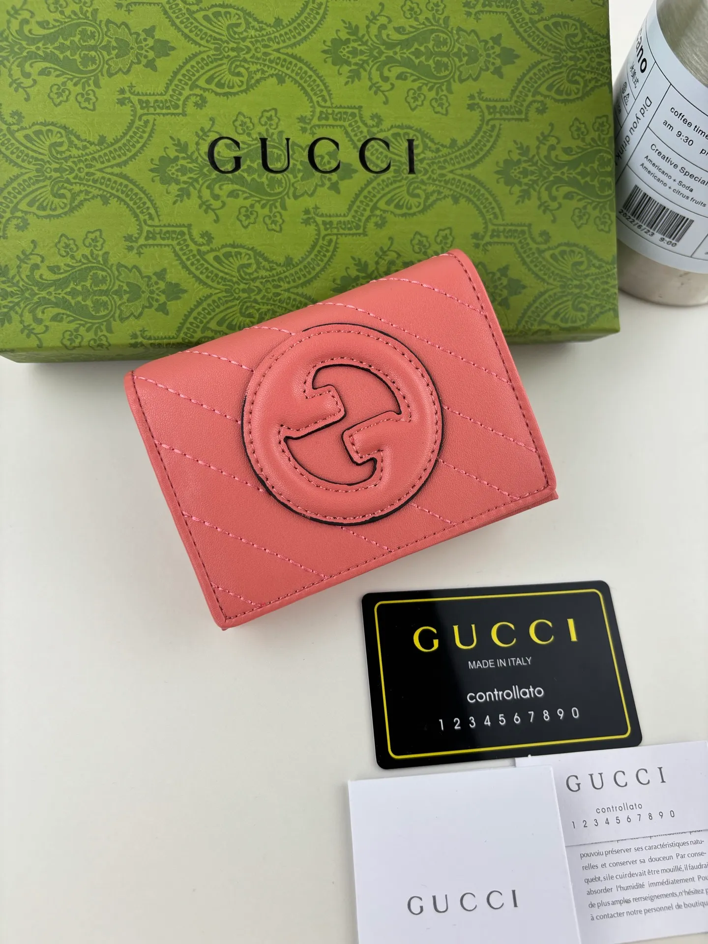 💰160 GUCCl Produced by Gujia! Blondie series card holder. The Gucci Blondie series uses one of the brand's bold patterns and a leather design of the same tone, exuding a subtle and restrained atmosphere. This series of ingenuity incorporates round geometric interlocking G's, fully displaying Gucci's modern aesthetic design. Style No.: 760317 Size: 8.5cm x 11cm x 3cm Color: Pink