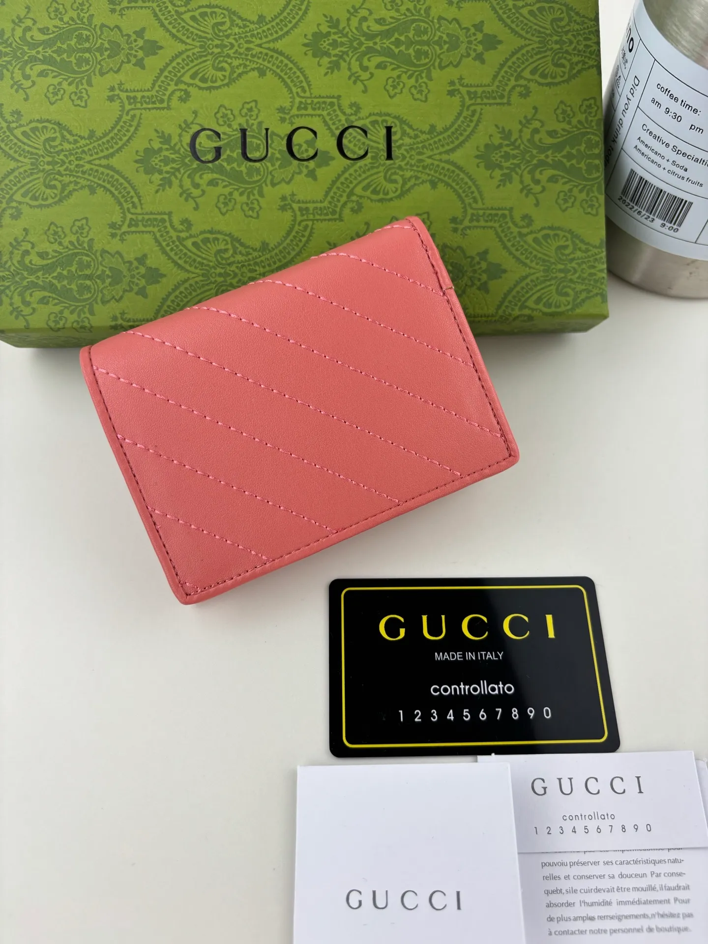 💰160 GUCCl Produced by Gujia! Blondie series card holder. The Gucci Blondie series uses one of the brand's bold patterns and a leather design of the same tone, exuding a subtle and restrained atmosphere. This series of ingenuity incorporates round geometric interlocking G's, fully displaying Gucci's modern aesthetic design. Style No.: 760317 Size: 8.5cm x 11cm x 3cm Color: Pink