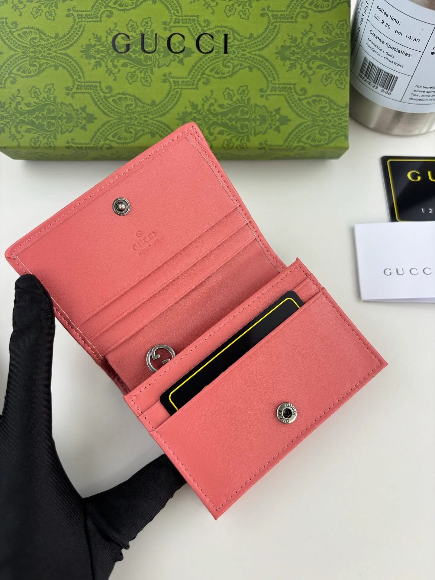 💰160 GUCCl Produced by Gujia! Blondie series card holder. The Gucci Blondie series uses one of the brand's bold patterns and a leather design of the same tone, exuding a subtle and restrained atmosphere. This series of ingenuity incorporates round geometric interlocking G's, fully displaying Gucci's modern aesthetic design. Style No.: 760317 Size: 8.5cm x 11cm x 3cm Color: Pink