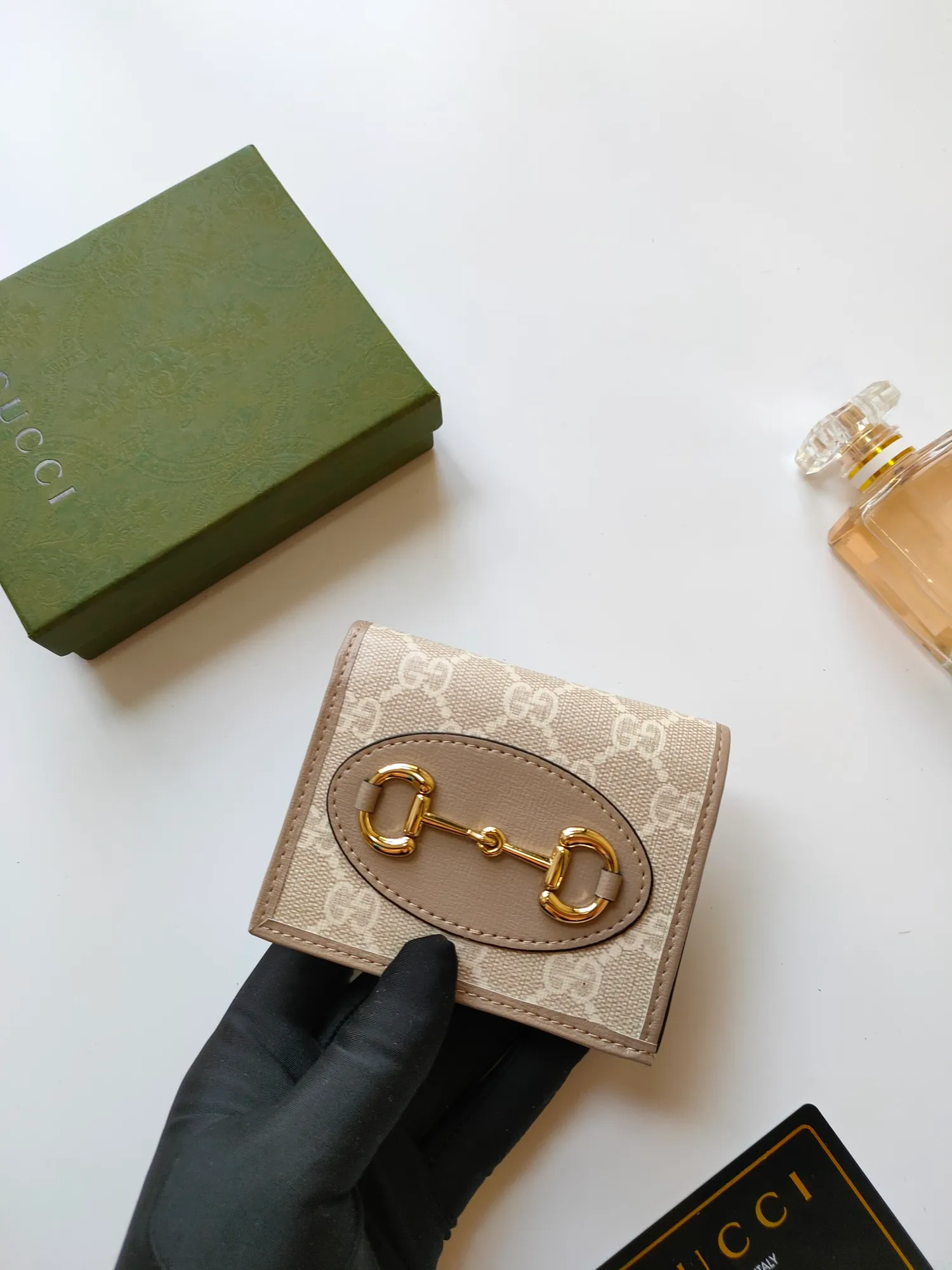 💰140💰This Gucci is made of GG Supreme high-grade artificial canvas and cowhide leather material 🐡🐡1955 Horsebit Card Holder This series adopts the same double ring and long strip design as the handbag 🐡🐡This detail is inspired by the brand’s equestrian origins 🐡🐡It is one of Gucci’s classic heritage🐡🐡It is also one of the brand’s most representative symbolic elements🐡🐡Model: 621887, size: width 11x height 8.5x side width 3cm