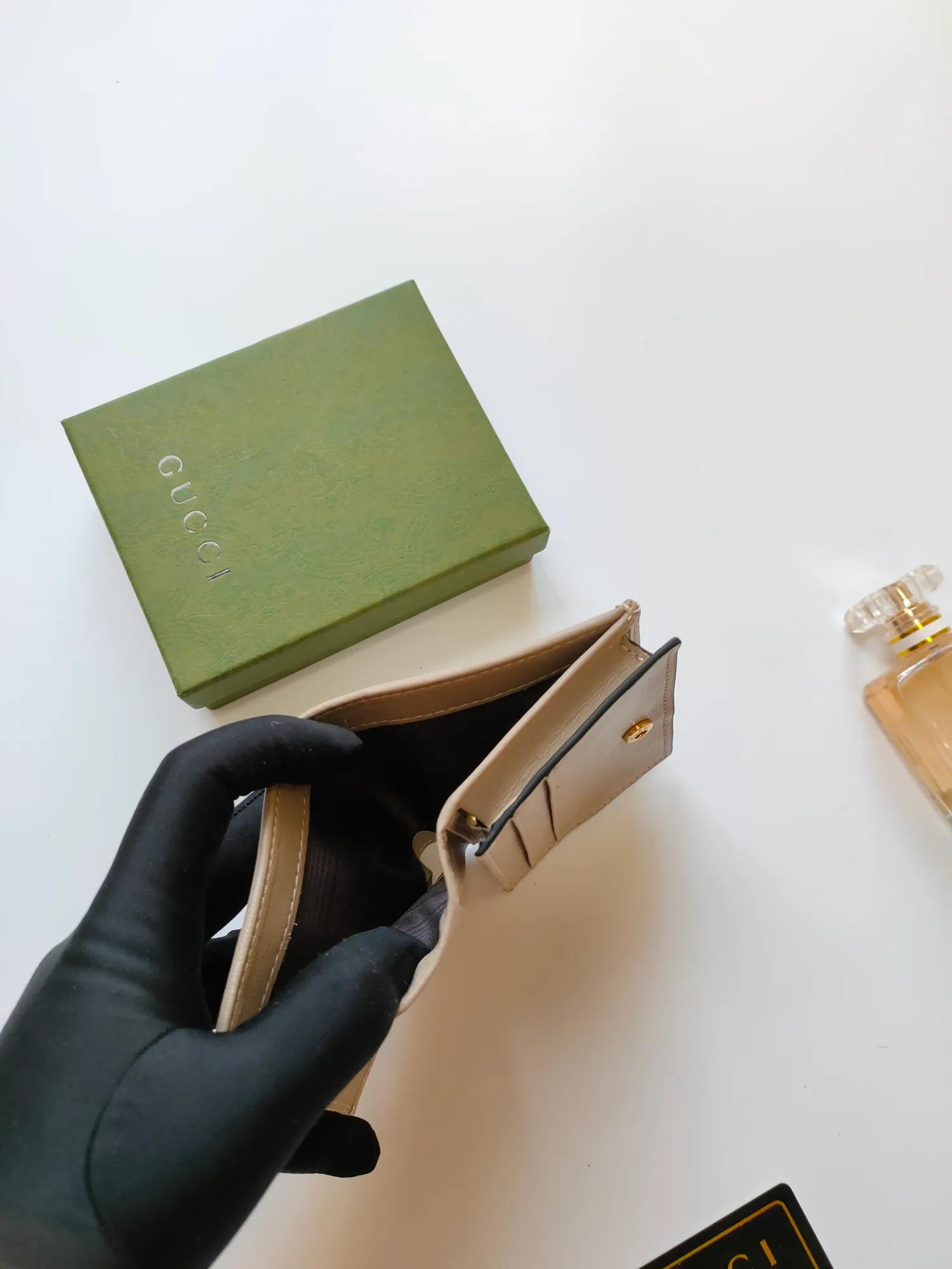 💰140💰This Gucci is made of GG Supreme high-grade artificial canvas and cowhide leather material 🐡🐡1955 Horsebit Card Holder This series adopts the same double ring and long strip design as the handbag 🐡🐡This detail is inspired by the brand’s equestrian origins 🐡🐡It is one of Gucci’s classic heritage🐡🐡It is also one of the brand’s most representative symbolic elements🐡🐡Model: 621887, size: width 11x height 8.5x side width 3cm