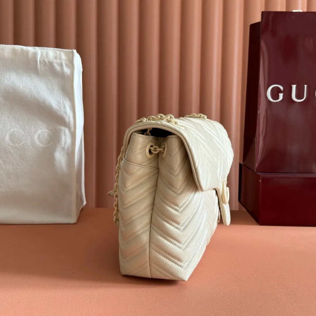 p1960. 💋💋💋【With full set of original counter packaging】2025 autumn and winter series, the brand's iconic GG Marmont series is ingeniously integrated with classic double G elements and faceted chain straps, creating a soft yet crisp silhouette design. This piece is crafted from soft, lightweight quilted V-shaped calfskin leather and features tonal enamel hardware and chain. Black soft lightweight quilted V-shaped calfskin leather. Tonal enamel hardware and chain. Black rayon lining. Double G. Interior: Zippered pocket. Exterior: Back open pocket. Magnetic closure. Ident.: 850659. Dimensions: 37.5cm (W) x 21cm (H) x 9cm (D) Color: White/Soft Leather. Made in Italy