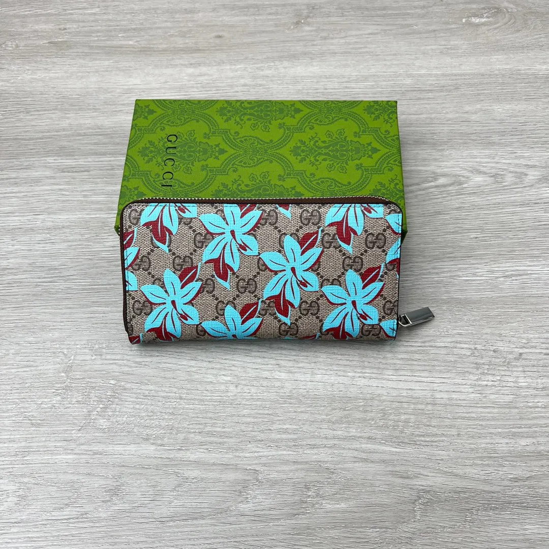 💰170✨ GUCCI ✨ Supreme canvas makes a stunning appearance in the 2025 early autumn series, renovating the new floral print in blue tones. This beige and dark brown zippered wallet features a contemporary floral pattern and GG logo. ·Beige and dark brown GG Supreme canvas all-over blue flower print moire fabric lining Interior: 12 card compartments, 3 banknote compartments Model: 841150 Size: 19*10*2.5cm Color: Coffee