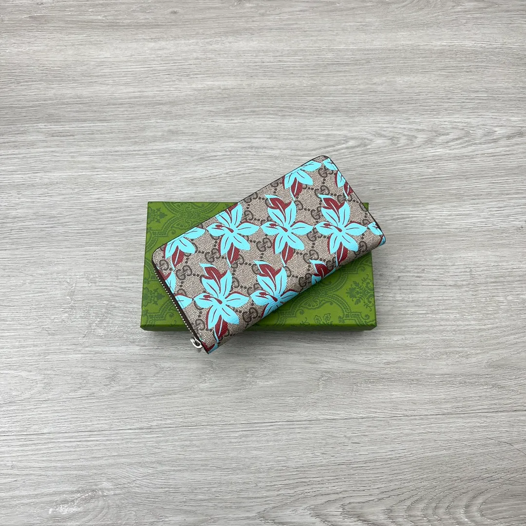 💰170✨ GUCCI ✨ Supreme canvas makes a stunning appearance in the 2025 early autumn series, renovating the new floral print in blue tones. This beige and dark brown zippered wallet features a contemporary floral pattern and GG logo. ·Beige and dark brown GG Supreme canvas all-over blue flower print moire fabric lining Interior: 12 card compartments, 3 banknote compartments Model: 841150 Size: 19*10*2.5cm Color: Coffee