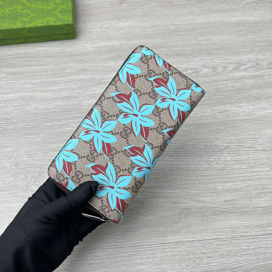 💰170✨ GUCCI ✨ Supreme canvas makes a stunning appearance in the 2025 early autumn series, renovating the new floral print in blue tones. This beige and dark brown zippered wallet features a contemporary floral pattern and GG logo. ·Beige and dark brown GG Supreme canvas all-over blue flower print moire fabric lining Interior: 12 card compartments, 3 banknote compartments Model: 841150 Size: 19*10*2.5cm Color: Coffee