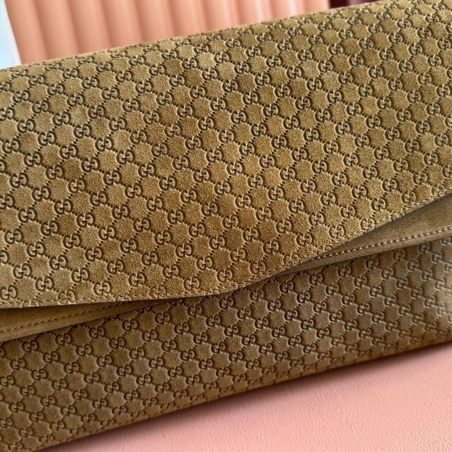 p1680💋💋💋【Original configuration counter complete package】This handbag combines modern silhouette and brand iconic pattern. This sleekly tailored bag features an antique-gold-tone chain with round interlocking G detailing and a 2-tiered design that offers ample interior storage space. Brown GG embossed suede material, antique gold tone accessories, brown cotton and linen blend lining, interior: 2 layers of fastening, 1 open pocket, chain shoulder strap height: 8 cm. Detachable and adjustable leather shoulder strap (height: 42 cm) Magnetic snap closure Model: 857362. Dimensions: 36cm (W) x 19.5cm (H) x 9.5cm (D) Weight: Approx. 1.1kg Color: Brown velvet/embossed.
