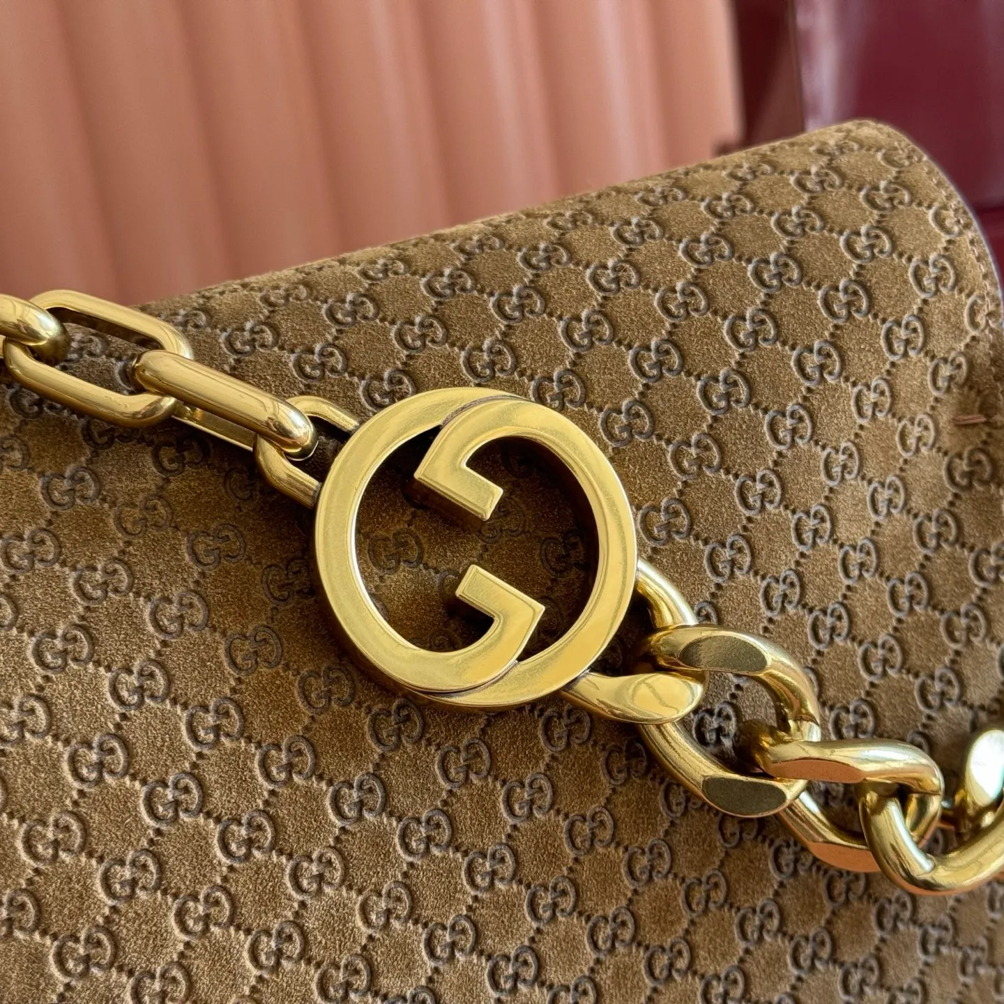 p1680💋💋💋【Original configuration counter complete package】This handbag combines modern silhouette and brand iconic pattern. This sleekly tailored bag features an antique-gold-tone chain with round interlocking G detailing and a 2-tiered design that offers ample interior storage space. Brown GG embossed suede material, antique gold tone accessories, brown cotton and linen blend lining, interior: 2 layers of fastening, 1 open pocket, chain shoulder strap height: 8 cm. Detachable and adjustable leather shoulder strap (height: 42 cm) Magnetic snap closure Model: 857362. Dimensions: 36cm (W) x 19.5cm (H) x 9.5cm (D) Weight: Approx. 1.1kg Color: Brown velvet/embossed.