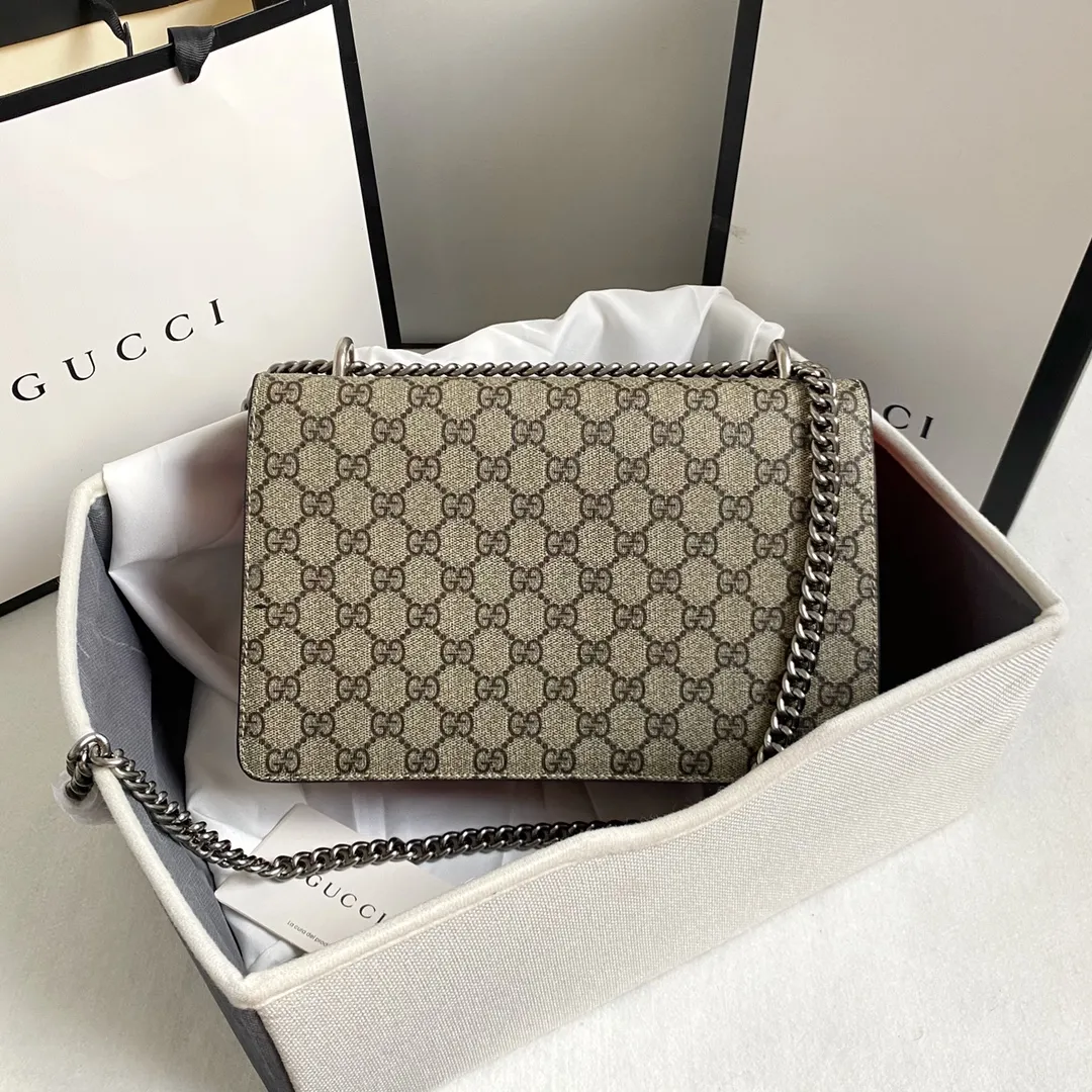 Upgraded version of real shot #💰320 Model: 400249 Size: 28x18x9cm 𝙂𝙪𝙘𝙘𝙞 𝘿𝙞𝙤𝙣𝙮𝙨𝙪𝙨 Bacchus 280,000 evergreen model is so popular. Dionysus can be said to be Xiaogu's turnaround. It has been around for several years, but its status is still standing. The biggest advantage is that it is wear-resistant. It is really super durable. You can throw it away and use it casually. It is made of presbyopic material that is durable and relatively thick, so it is not as tender as lambskin or calfskin. Presbyopia is the symbol of Xiaogu. It can be matched with any clothes. It will never go wrong and there is no need to question its capacity.