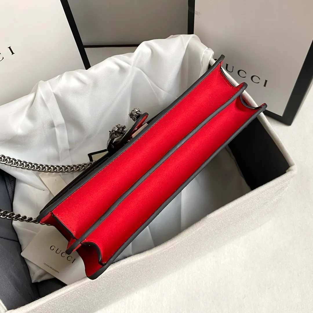 Upgraded version of real shot #💰320 Model: 400249 Size: 28x18x9cm 𝙂𝙪𝙘𝙘𝙞 𝘿𝙞𝙤𝙣𝙮𝙨𝙪𝙨 Bacchus 280,000 evergreen model is so popular. Dionysus can be said to be Xiaogu's turnaround. It has been around for several years, but its status is still standing. The biggest advantage is that it is wear-resistant. It is really super durable. You can throw it away and use it casually. It is made of presbyopic material that is durable and relatively thick, so it is not as tender as lambskin or calfskin. Presbyopia is the symbol of Xiaogu. It can be matched with any clothes. It will never go wrong and there is no need to question its capacity.