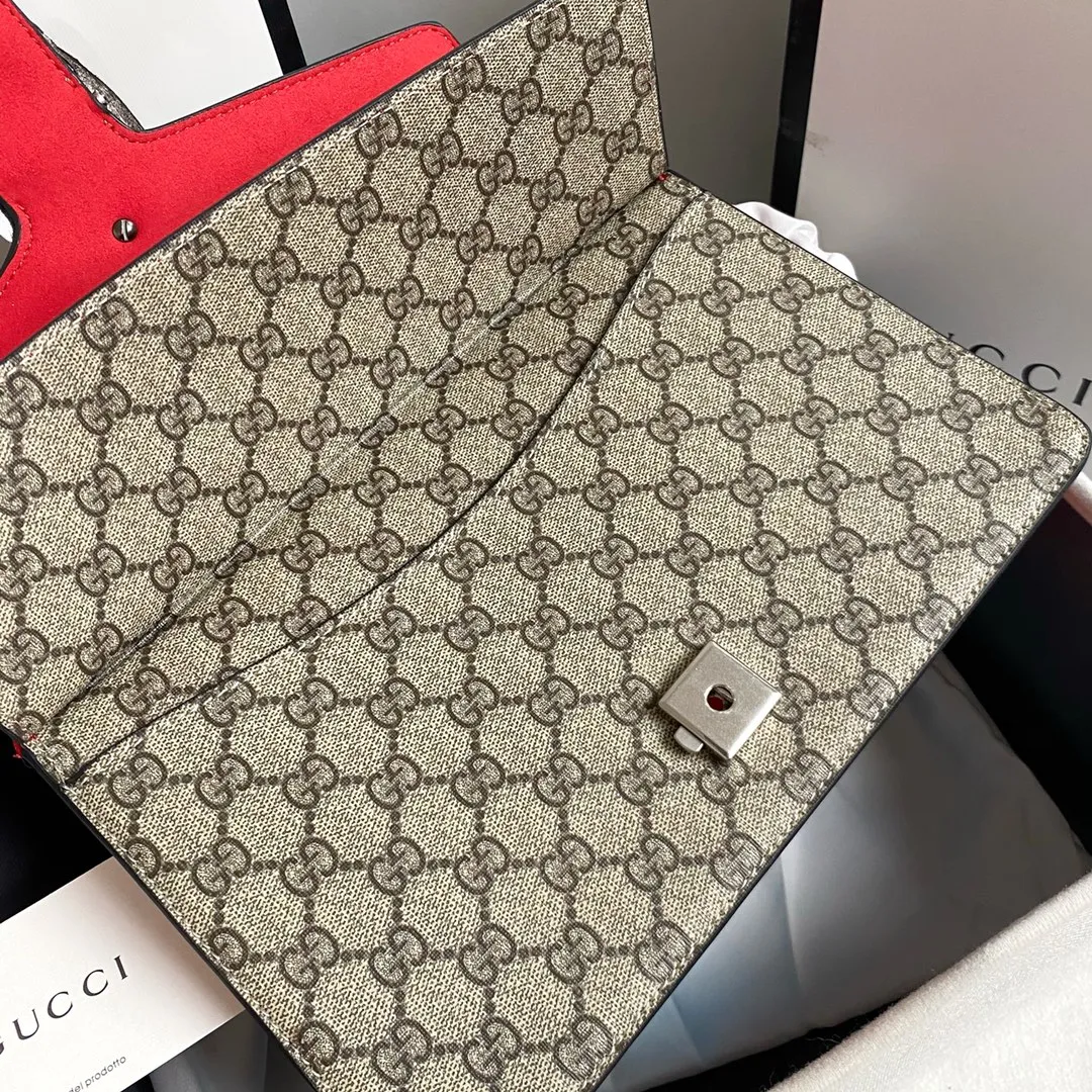 Upgraded version of real shot #💰320 Model: 400249 Size: 28x18x9cm 𝙂𝙪𝙘𝙘𝙞 𝘿𝙞𝙤𝙣𝙮𝙨𝙪𝙨 Bacchus 280,000 evergreen model is so popular. Dionysus can be said to be Xiaogu's turnaround. It has been around for several years, but its status is still standing. The biggest advantage is that it is wear-resistant. It is really super durable. You can throw it away and use it casually. It is made of presbyopic material that is durable and relatively thick, so it is not as tender as lambskin or calfskin. Presbyopia is the symbol of Xiaogu. It can be matched with any clothes. It will never go wrong and there is no need to question its capacity.