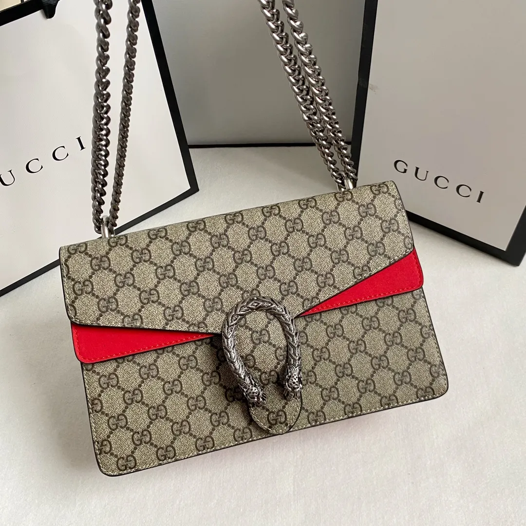 Upgraded version of real shot #💰320 Model: 400249 Size: 28x18x9cm 𝙂𝙪𝙘𝙘𝙞 𝘿𝙞𝙤𝙣𝙮𝙨𝙪𝙨 Bacchus 280,000 evergreen model is so popular. Dionysus can be said to be Xiaogu's turnaround. It has been around for several years, but its status is still standing. The biggest advantage is that it is wear-resistant. It is really super durable. You can throw it away and use it casually. It is made of presbyopic material that is durable and relatively thick, so it is not as tender as lambskin or calfskin. Presbyopia is the symbol of Xiaogu. It can be matched with any clothes. It will never go wrong and there is no need to question its capacity.