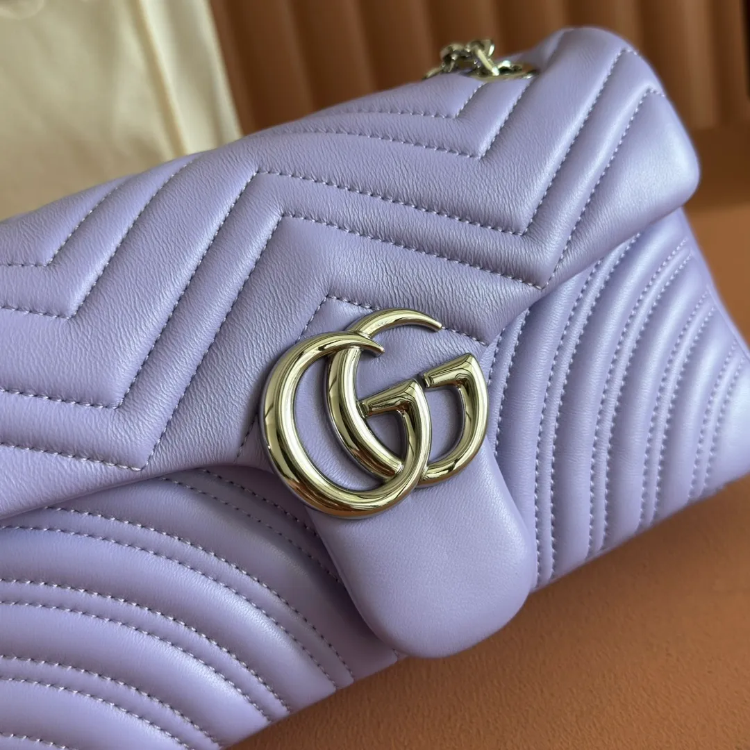 p1260. 💋💋💋【Full set of packaging at the counter】The brand's iconic GG Marmont series is ingeniously integrated with double G-shaped accessories and faceted chain straps, and soft leather is selected to create a soft-lined bag shape. Simple and neat back pockets make medium and large bags more practical. Black V-shaped Matelassé sheepskin Light gold-tone hardware Gucci ankara red viscose lining Double G Interior: One zipped pocket External: One open pocket Sliding chain strap that can be used as a shoulder strap (56 cm high) Spring-buckle flap Ident: 837267. Dimensions: 26 cm (width) x 15 cm (height) x 7 cm (depth) Weight: about 0.65 kg Color: Purple full leather/original leather. Made in Italy