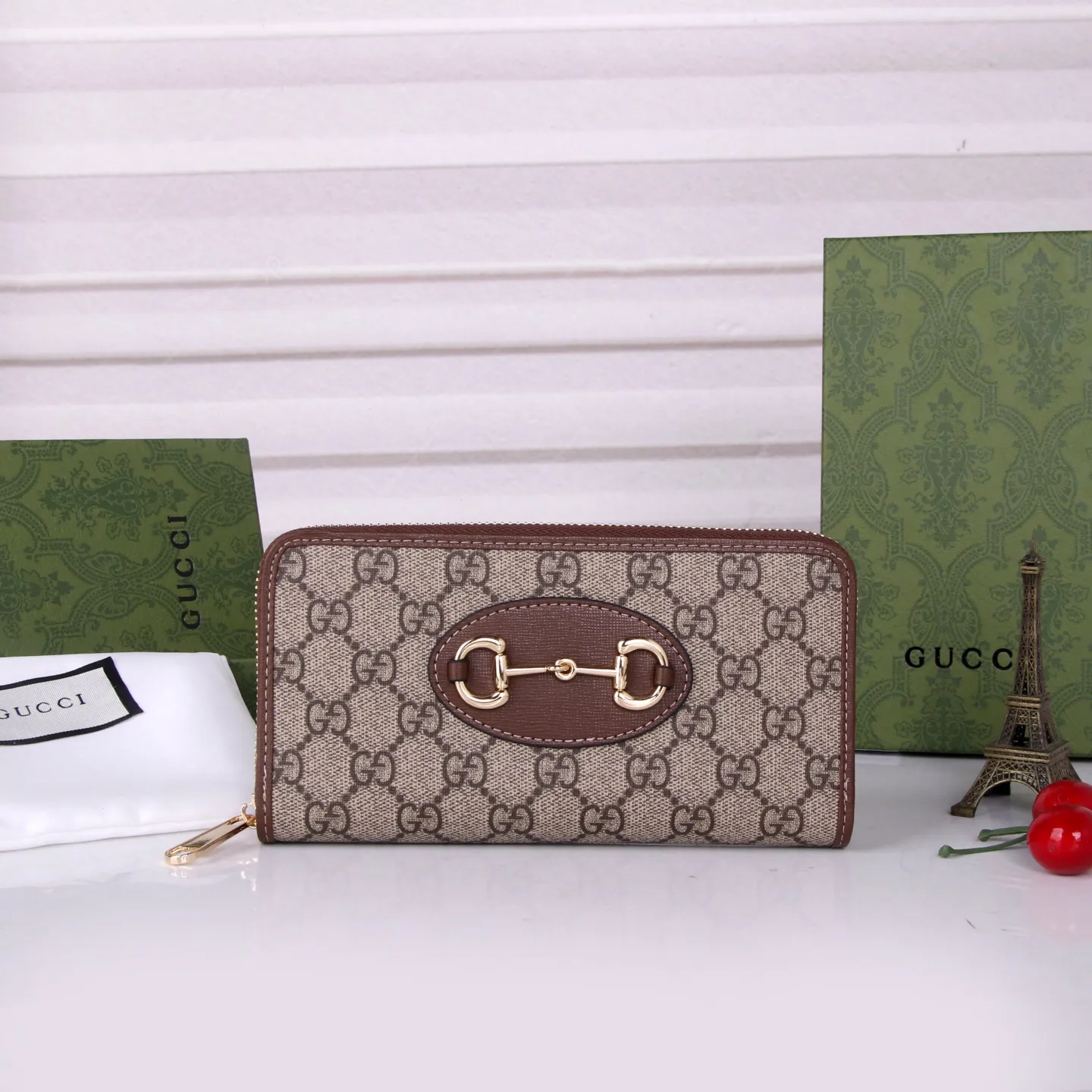 💰170 Style No.: GA012 Brand: GUCCl Color: Brown White Size: 19*10*3 Description: Newly launched Gucci made of GG Supreme high-end artificial canvas and brown leather 1955 horsebit zipper bag, this series adopts the same double ring and long strip design as the handbag. This detail is inspired by the brand’s equestrian roots. It is one of Gucci’s classic heritage and one of the brand’s most representative symbolic elements.