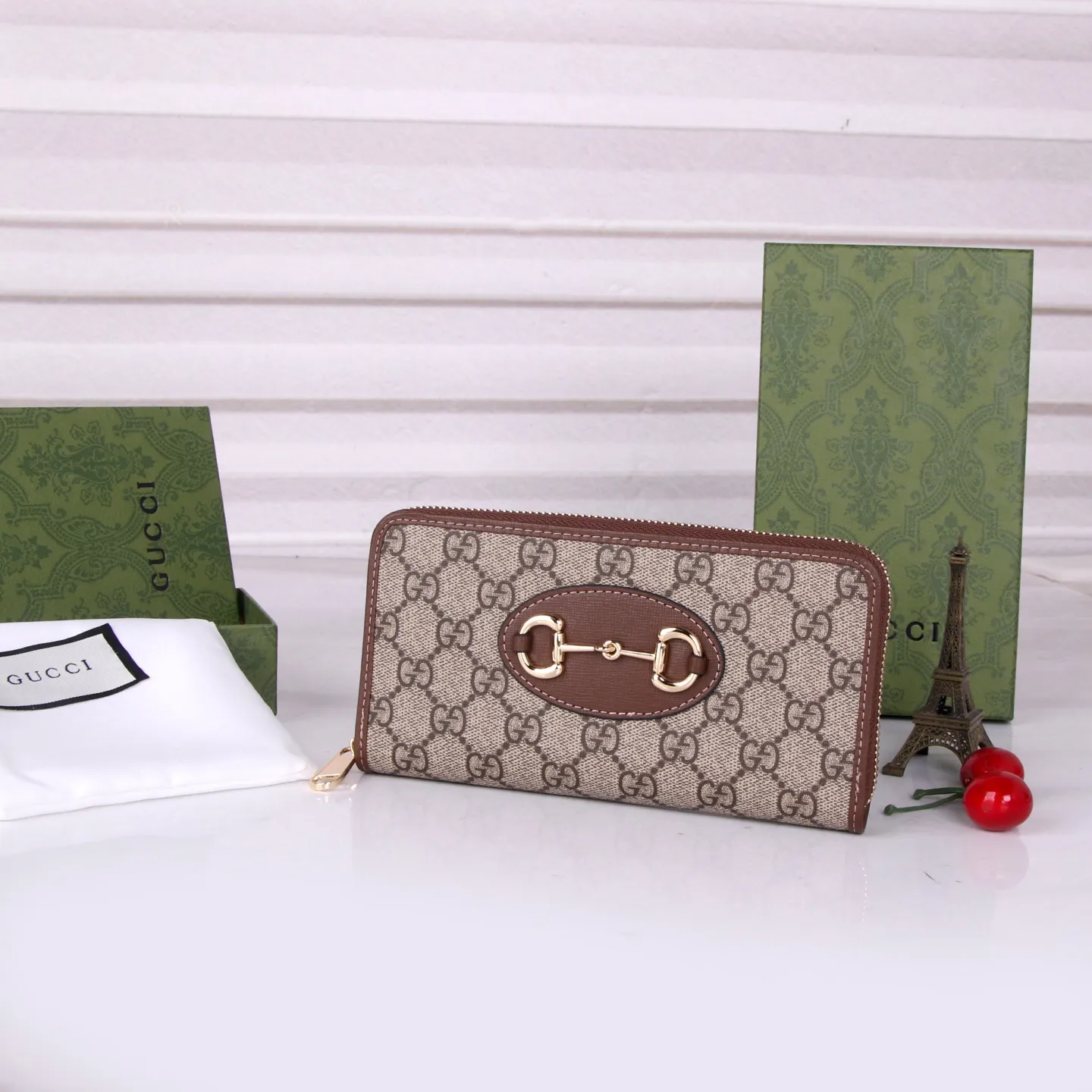 💰170 Style No.: GA012 Brand: GUCCl Color: Brown White Size: 19*10*3 Description: Newly launched Gucci made of GG Supreme high-end artificial canvas and brown leather 1955 horsebit zipper bag, this series adopts the same double ring and long strip design as the handbag. This detail is inspired by the brand’s equestrian roots. It is one of Gucci’s classic heritage and one of the brand’s most representative symbolic elements.