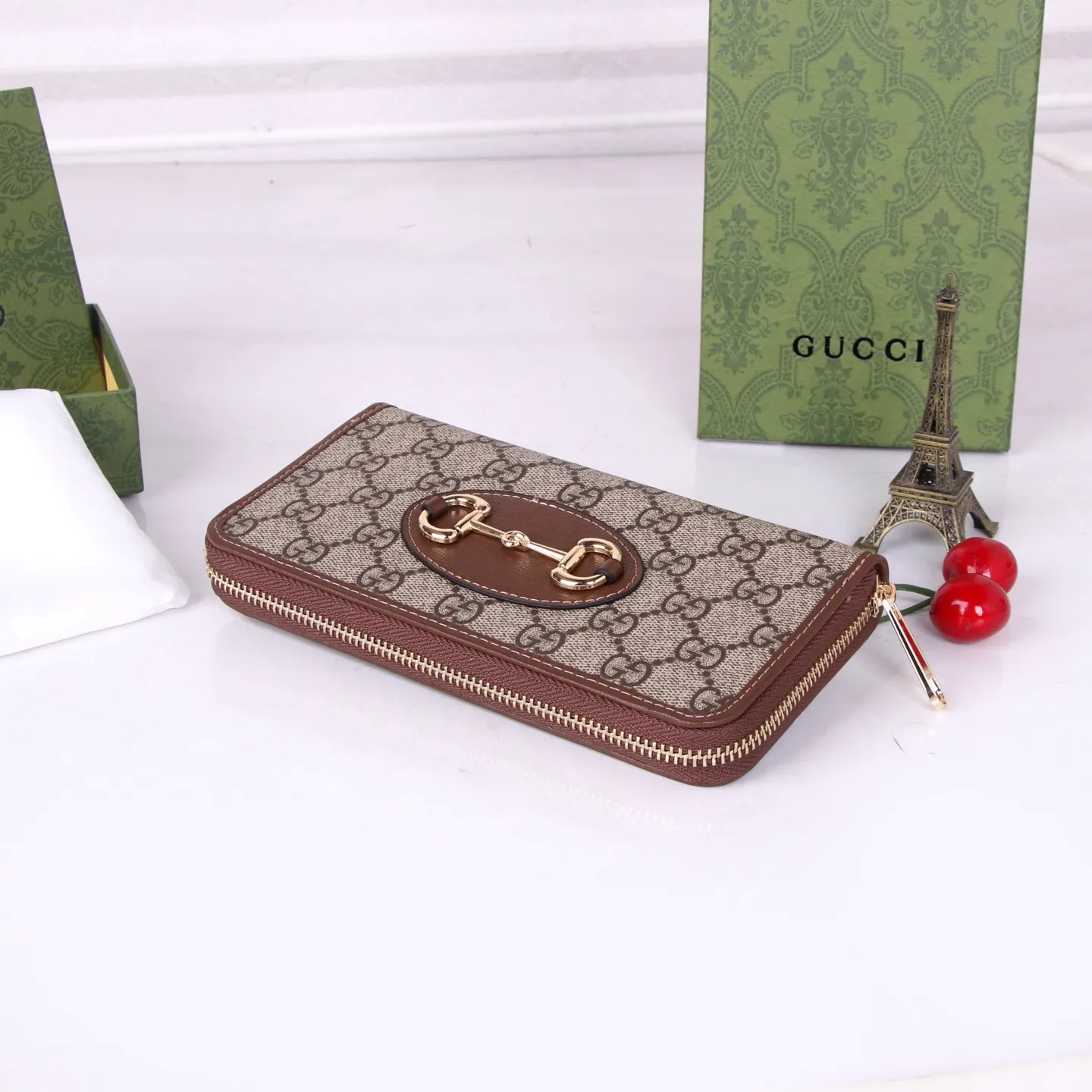 💰170 Style No.: GA012 Brand: GUCCl Color: Brown White Size: 19*10*3 Description: Newly launched Gucci made of GG Supreme high-end artificial canvas and brown leather 1955 horsebit zipper bag, this series adopts the same double ring and long strip design as the handbag. This detail is inspired by the brand’s equestrian roots. It is one of Gucci’s classic heritage and one of the brand’s most representative symbolic elements.