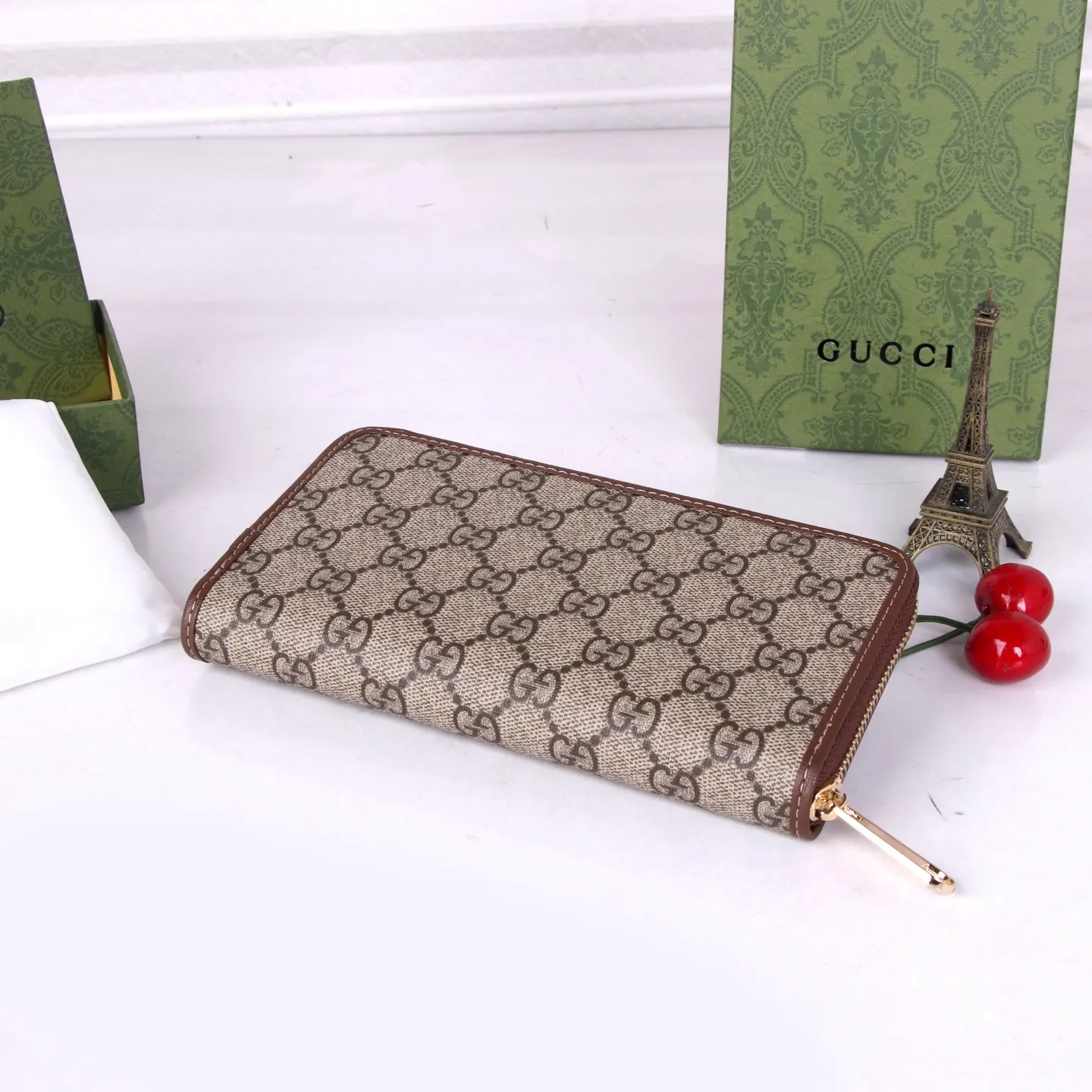 💰170 Style No.: GA012 Brand: GUCCl Color: Brown White Size: 19*10*3 Description: Newly launched Gucci made of GG Supreme high-end artificial canvas and brown leather 1955 horsebit zipper bag, this series adopts the same double ring and long strip design as the handbag. This detail is inspired by the brand’s equestrian roots. It is one of Gucci’s classic heritage and one of the brand’s most representative symbolic elements.