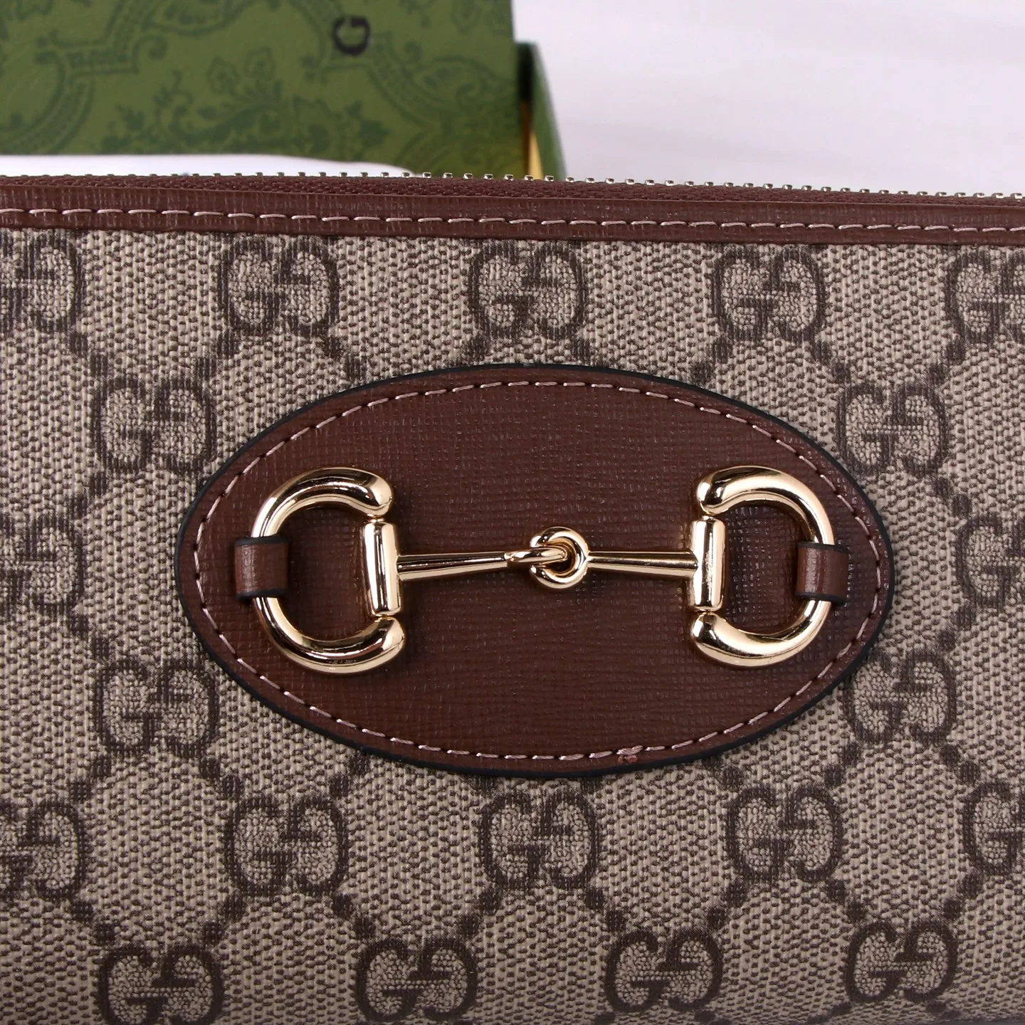 💰170 Style No.: GA012 Brand: GUCCl Color: Brown White Size: 19*10*3 Description: Newly launched Gucci made of GG Supreme high-end artificial canvas and brown leather 1955 horsebit zipper bag, this series adopts the same double ring and long strip design as the handbag. This detail is inspired by the brand’s equestrian roots. It is one of Gucci’s classic heritage and one of the brand’s most representative symbolic elements.