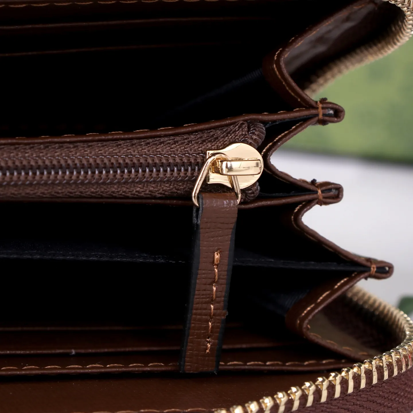 💰170 Style No.: GA012 Brand: GUCCl Color: Brown White Size: 19*10*3 Description: Newly launched Gucci made of GG Supreme high-end artificial canvas and brown leather 1955 horsebit zipper bag, this series adopts the same double ring and long strip design as the handbag. This detail is inspired by the brand’s equestrian roots. It is one of Gucci’s classic heritage and one of the brand’s most representative symbolic elements.