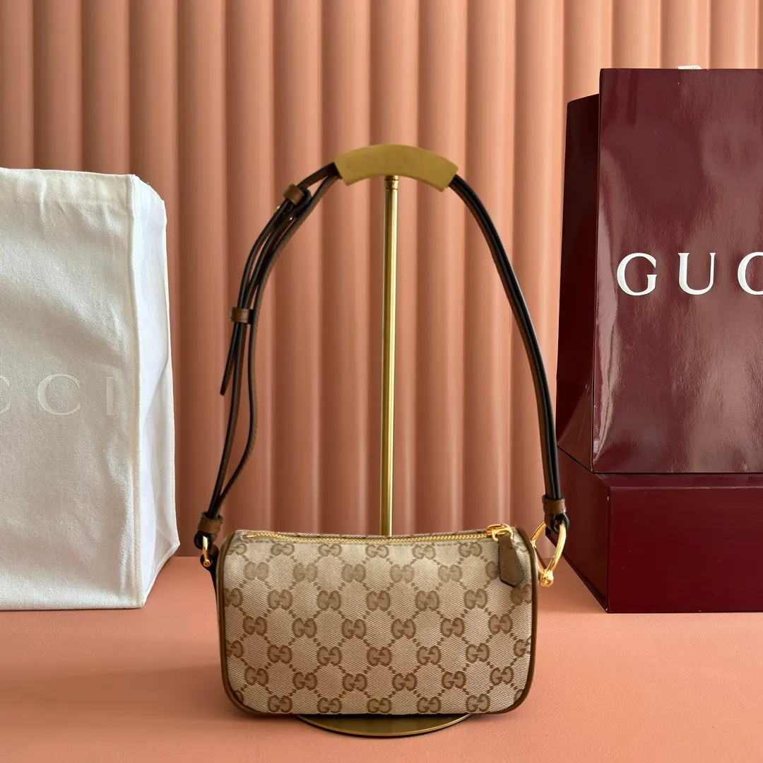p900💋💋💋【With full set of original counter packaging】The brand interprets iconic elements from a contemporary perspective and re-presents the Gucci half-horse bit design. It uses soft cow leather that fits the body shape to inject new style into classic accessories. This mini bag is crafted from soft grained leather and features a half horsebit detail on the side. Green grained soft leather. Light gold tone hardware. Tonal cotton and linen blend lining. Half horsebit buckle. Calf leather shoulder strap (23cm high). Zip closure. Ident.: 860784. Dimensions: 19cm (width) x 19.5cm (height) x 9cm (depth) Weight: approx. 272g Color: Brown cloth