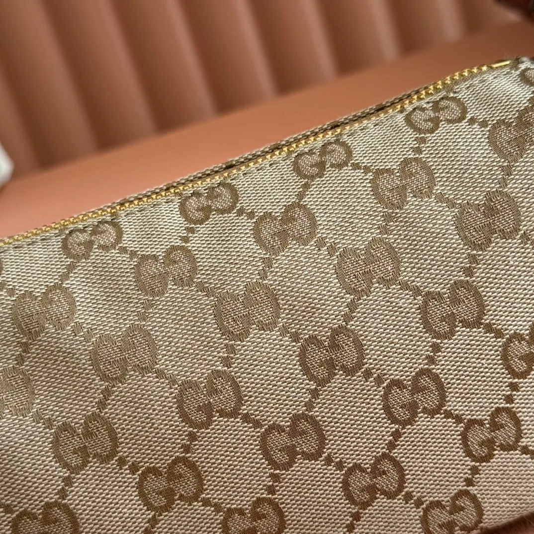 p900💋💋💋【With full set of original counter packaging】The brand interprets iconic elements from a contemporary perspective and re-presents the Gucci half-horse bit design. It uses soft cow leather that fits the body shape to inject new style into classic accessories. This mini bag is crafted from soft grained leather and features a half horsebit detail on the side. Green grained soft leather. Light gold tone hardware. Tonal cotton and linen blend lining. Half horsebit buckle. Calf leather shoulder strap (23cm high). Zip closure. Ident.: 860784. Dimensions: 19cm (width) x 19.5cm (height) x 9cm (depth) Weight: approx. 272g Color: Brown cloth