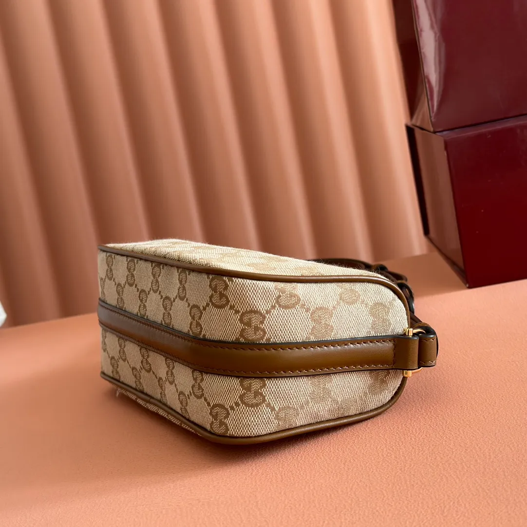 p900💋💋💋【With full set of original counter packaging】The brand interprets iconic elements from a contemporary perspective and re-presents the Gucci half-horse bit design. It uses soft cow leather that fits the body shape to inject new style into classic accessories. This mini bag is crafted from soft grained leather and features a half horsebit detail on the side. Green grained soft leather. Light gold tone hardware. Tonal cotton and linen blend lining. Half horsebit buckle. Calf leather shoulder strap (23cm high). Zip closure. Ident.: 860784. Dimensions: 19cm (width) x 19.5cm (height) x 9cm (depth) Weight: approx. 272g Color: Brown cloth