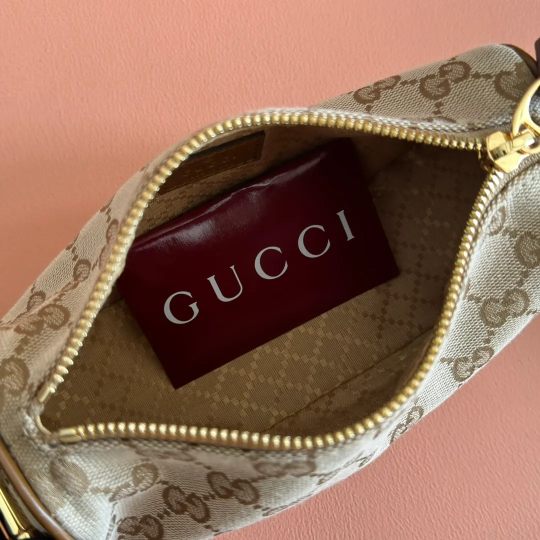 p900💋💋💋【With full set of original counter packaging】The brand interprets iconic elements from a contemporary perspective and re-presents the Gucci half-horse bit design. It uses soft cow leather that fits the body shape to inject new style into classic accessories. This mini bag is crafted from soft grained leather and features a half horsebit detail on the side. Green grained soft leather. Light gold tone hardware. Tonal cotton and linen blend lining. Half horsebit buckle. Calf leather shoulder strap (23cm high). Zip closure. Ident.: 860784. Dimensions: 19cm (width) x 19.5cm (height) x 9cm (depth) Weight: approx. 272g Color: Brown cloth
