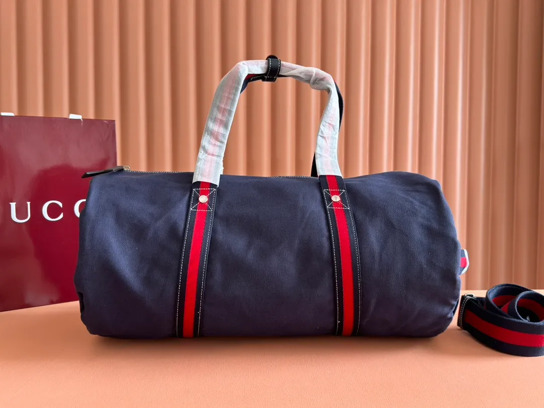 p1060. 💋💋💋"With a complete set of original counter gift bag packaging"💕[New Product] With the theme of freedom, vitality and community, the 2025 spring and summer series has newly presented a variety of travel items and men's bags, adding more fun to travel and exploration. This canvas travel bag features embellished stitching at the top, tonal leather piping and a 'Gucci Made in Italy' badge printed on the front. Off-white canvas Off-white leather trim "Gucci Made in Italy" and badge print Red and blue web Interior: 1 side handle Handle height: 24 cm Adjustable web canvas shoulder strap (55 cm high); length adjustable from 82 cm to 138 cm Zip closure Ident: 816866. Dimensions: 54cm (W) x 24cm (H) x 24cm (D) Weight: Approx. 0.985kg Color: Blue canvas. Made in Italy