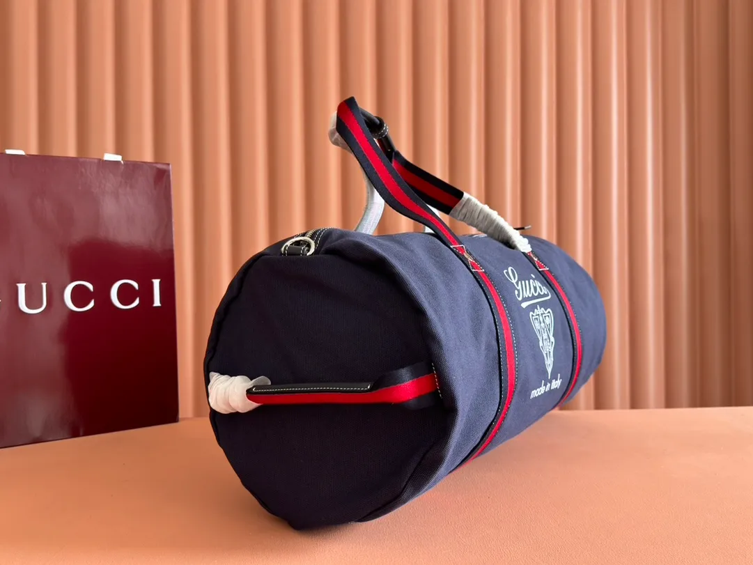 p1060. 💋💋💋"With a complete set of original counter gift bag packaging"💕[New Product] With the theme of freedom, vitality and community, the 2025 spring and summer series has newly presented a variety of travel items and men's bags, adding more fun to travel and exploration. This canvas travel bag features embellished stitching at the top, tonal leather piping and a 'Gucci Made in Italy' badge printed on the front. Off-white canvas Off-white leather trim "Gucci Made in Italy" and badge print Red and blue web Interior: 1 side handle Handle height: 24 cm Adjustable web canvas shoulder strap (55 cm high); length adjustable from 82 cm to 138 cm Zip closure Ident: 816866. Dimensions: 54cm (W) x 24cm (H) x 24cm (D) Weight: Approx. 0.985kg Color: Blue canvas. Made in Italy