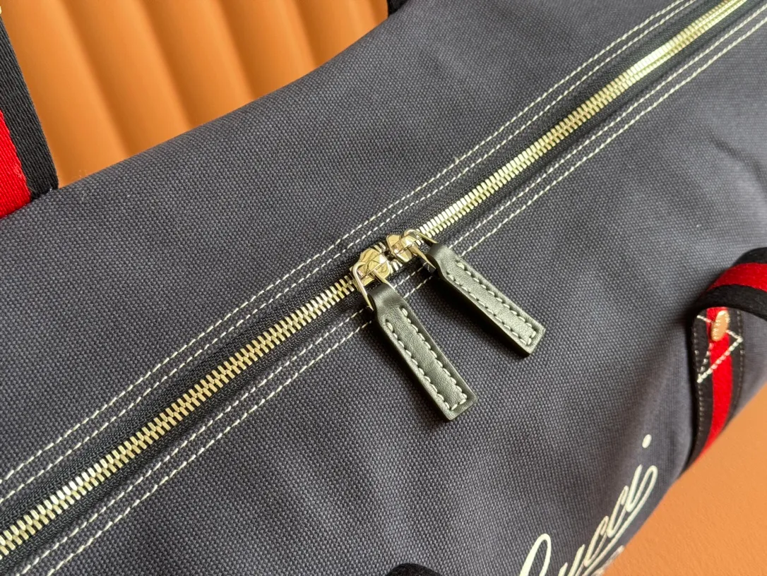 p1060. 💋💋💋"With a complete set of original counter gift bag packaging"💕[New Product] With the theme of freedom, vitality and community, the 2025 spring and summer series has newly presented a variety of travel items and men's bags, adding more fun to travel and exploration. This canvas travel bag features embellished stitching at the top, tonal leather piping and a 'Gucci Made in Italy' badge printed on the front. Off-white canvas Off-white leather trim "Gucci Made in Italy" and badge print Red and blue web Interior: 1 side handle Handle height: 24 cm Adjustable web canvas shoulder strap (55 cm high); length adjustable from 82 cm to 138 cm Zip closure Ident: 816866. Dimensions: 54cm (W) x 24cm (H) x 24cm (D) Weight: Approx. 0.985kg Color: Blue canvas. Made in Italy