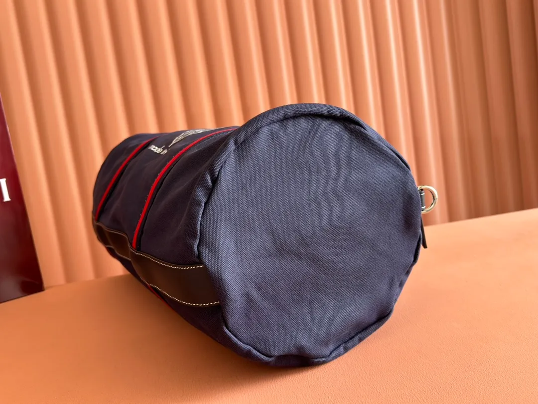 p1060. 💋💋💋"With a complete set of original counter gift bag packaging"💕[New Product] With the theme of freedom, vitality and community, the 2025 spring and summer series has newly presented a variety of travel items and men's bags, adding more fun to travel and exploration. This canvas travel bag features embellished stitching at the top, tonal leather piping and a 'Gucci Made in Italy' badge printed on the front. Off-white canvas Off-white leather trim "Gucci Made in Italy" and badge print Red and blue web Interior: 1 side handle Handle height: 24 cm Adjustable web canvas shoulder strap (55 cm high); length adjustable from 82 cm to 138 cm Zip closure Ident: 816866. Dimensions: 54cm (W) x 24cm (H) x 24cm (D) Weight: Approx. 0.985kg Color: Blue canvas. Made in Italy