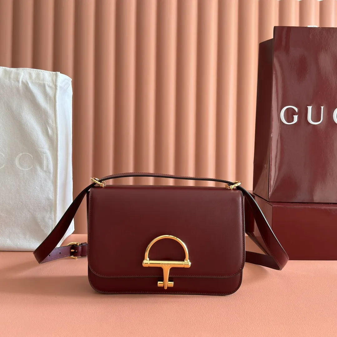 p1640. 💋💋💋【With full set of original counter packaging】2025 autumn and winter series, the Gucci Siena series small shoulder bag continues the evolution of the iconic element of Gucci's classic horsebit. Crafted from fine glossy leather, this shoulder bag has a structured shape and a half-horsebit buckle design from the 1970s. Finished with gold-tone hardware, the interior is lined with three levels of gusseting and a zipped pocket. Black fine glossy leather Gold-tone hardware Black leather lining Interior: 3-level fastening and 1 zipped pocket Shoulder straps: Height: 23cm – 25cm; Length: 127cm Half-horsebit snap fastener Ident: 846705. Dimensions: 22.5cm (width) x 14cm (height) x 8cm (depth) Weight: approx. 0.7kg Color: Encore full leather. Made in Italy
