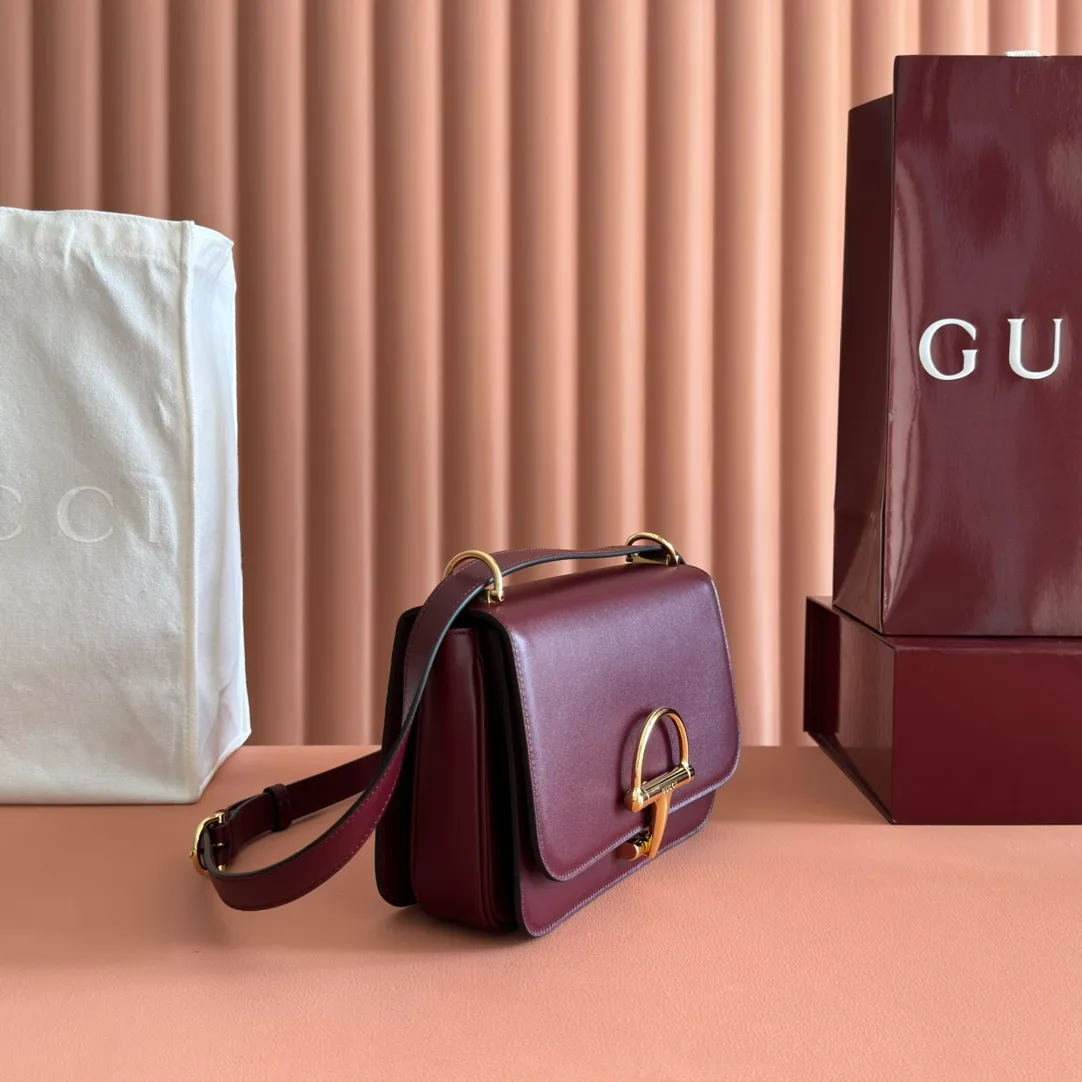 p1640. 💋💋💋【With full set of original counter packaging】2025 autumn and winter series, the Gucci Siena series small shoulder bag continues the evolution of the iconic element of Gucci's classic horsebit. Crafted from fine glossy leather, this shoulder bag has a structured shape and a half-horsebit buckle design from the 1970s. Finished with gold-tone hardware, the interior is lined with three levels of gusseting and a zipped pocket. Black fine glossy leather Gold-tone hardware Black leather lining Interior: 3-level fastening and 1 zipped pocket Shoulder straps: Height: 23cm – 25cm; Length: 127cm Half-horsebit snap fastener Ident: 846705. Dimensions: 22.5cm (width) x 14cm (height) x 8cm (depth) Weight: approx. 0.7kg Color: Encore full leather. Made in Italy