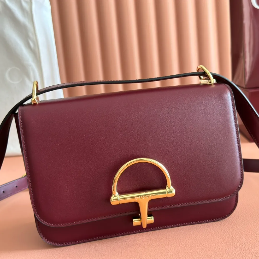 p1640. 💋💋💋【With full set of original counter packaging】2025 autumn and winter series, the Gucci Siena series small shoulder bag continues the evolution of the iconic element of Gucci's classic horsebit. Crafted from fine glossy leather, this shoulder bag has a structured shape and a half-horsebit buckle design from the 1970s. Finished with gold-tone hardware, the interior is lined with three levels of gusseting and a zipped pocket. Black fine glossy leather Gold-tone hardware Black leather lining Interior: 3-level fastening and 1 zipped pocket Shoulder straps: Height: 23cm – 25cm; Length: 127cm Half-horsebit snap fastener Ident: 846705. Dimensions: 22.5cm (width) x 14cm (height) x 8cm (depth) Weight: approx. 0.7kg Color: Encore full leather. Made in Italy