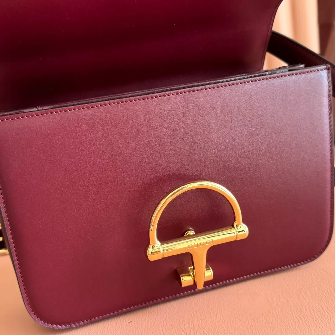 p1640. 💋💋💋【With full set of original counter packaging】2025 autumn and winter series, the Gucci Siena series small shoulder bag continues the evolution of the iconic element of Gucci's classic horsebit. Crafted from fine glossy leather, this shoulder bag has a structured shape and a half-horsebit buckle design from the 1970s. Finished with gold-tone hardware, the interior is lined with three levels of gusseting and a zipped pocket. Black fine glossy leather Gold-tone hardware Black leather lining Interior: 3-level fastening and 1 zipped pocket Shoulder straps: Height: 23cm – 25cm; Length: 127cm Half-horsebit snap fastener Ident: 846705. Dimensions: 22.5cm (width) x 14cm (height) x 8cm (depth) Weight: approx. 0.7kg Color: Encore full leather. Made in Italy
