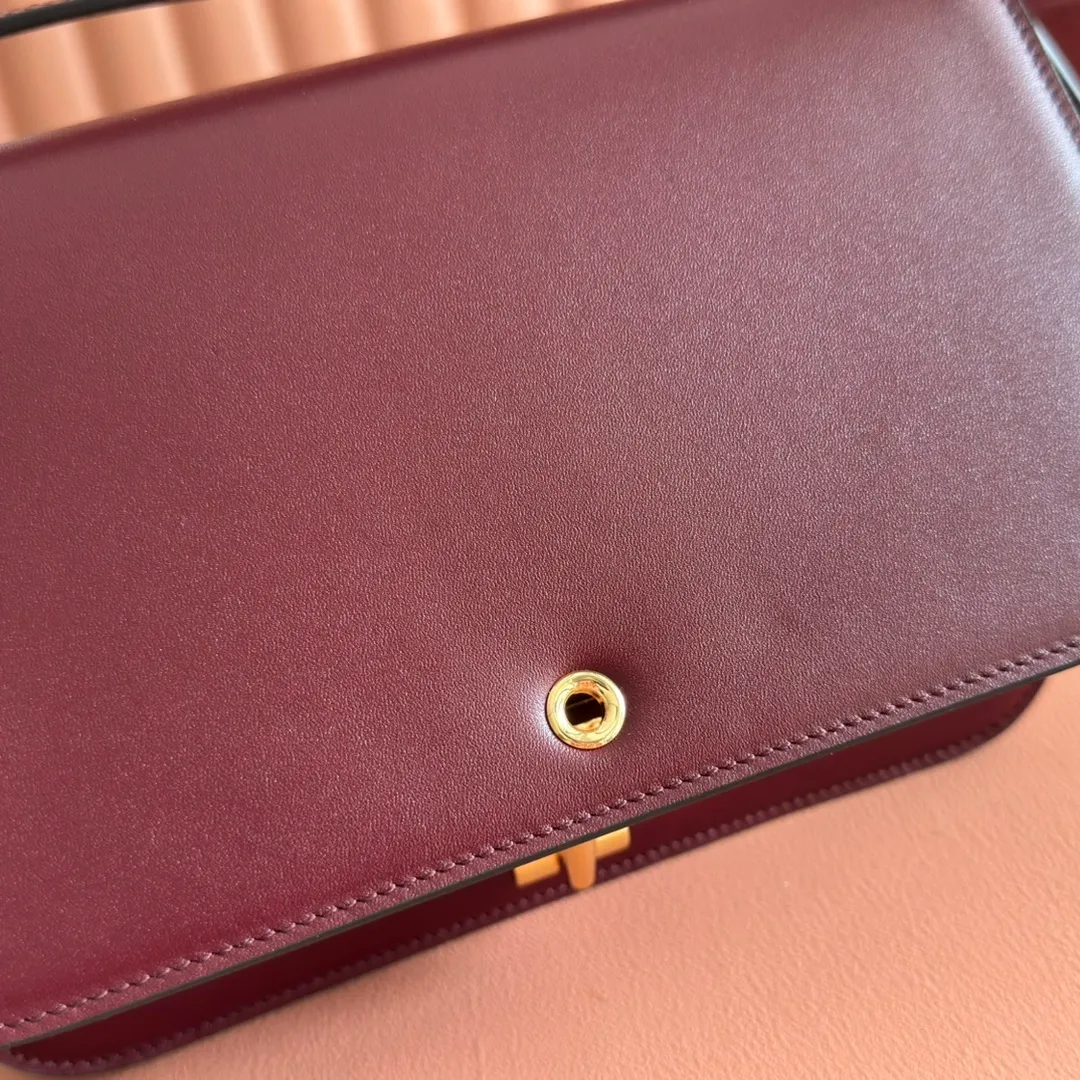 p1640. 💋💋💋【With full set of original counter packaging】2025 autumn and winter series, the Gucci Siena series small shoulder bag continues the evolution of the iconic element of Gucci's classic horsebit. Crafted from fine glossy leather, this shoulder bag has a structured shape and a half-horsebit buckle design from the 1970s. Finished with gold-tone hardware, the interior is lined with three levels of gusseting and a zipped pocket. Black fine glossy leather Gold-tone hardware Black leather lining Interior: 3-level fastening and 1 zipped pocket Shoulder straps: Height: 23cm – 25cm; Length: 127cm Half-horsebit snap fastener Ident: 846705. Dimensions: 22.5cm (width) x 14cm (height) x 8cm (depth) Weight: approx. 0.7kg Color: Encore full leather. Made in Italy