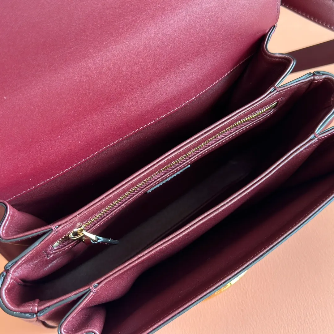 p1640. 💋💋💋【With full set of original counter packaging】2025 autumn and winter series, the Gucci Siena series small shoulder bag continues the evolution of the iconic element of Gucci's classic horsebit. Crafted from fine glossy leather, this shoulder bag has a structured shape and a half-horsebit buckle design from the 1970s. Finished with gold-tone hardware, the interior is lined with three levels of gusseting and a zipped pocket. Black fine glossy leather Gold-tone hardware Black leather lining Interior: 3-level fastening and 1 zipped pocket Shoulder straps: Height: 23cm – 25cm; Length: 127cm Half-horsebit snap fastener Ident: 846705. Dimensions: 22.5cm (width) x 14cm (height) x 8cm (depth) Weight: approx. 0.7kg Color: Encore full leather. Made in Italy