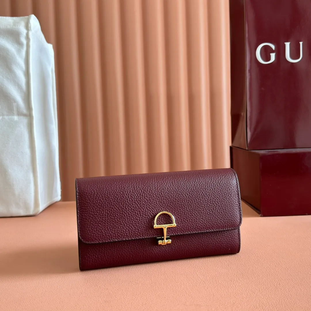 p540. 💋💋💋 Equipped with full counter packaging [New Product] This Gucci Softbit series shoulder bag is ingeniously integrated with the brand's classic equestrian style accessories in the shape of a large half-horse bit. Ankara red grained calfskin. Light gold-tone hardware. Dark brown microfiber lining. Half horsebit buckle. Ident.: 828147. Dimensions: 19x10x3.5cm. Color: Ancora/original leather. Made in Italy
