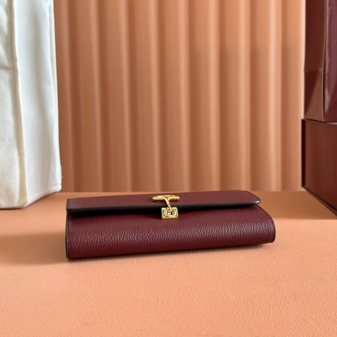 p540. 💋💋💋 Equipped with full counter packaging [New Product] This Gucci Softbit series shoulder bag is ingeniously integrated with the brand's classic equestrian style accessories in the shape of a large half-horse bit. Ankara red grained calfskin. Light gold-tone hardware. Dark brown microfiber lining. Half horsebit buckle. Ident.: 828147. Dimensions: 19x10x3.5cm. Color: Ancora/original leather. Made in Italy