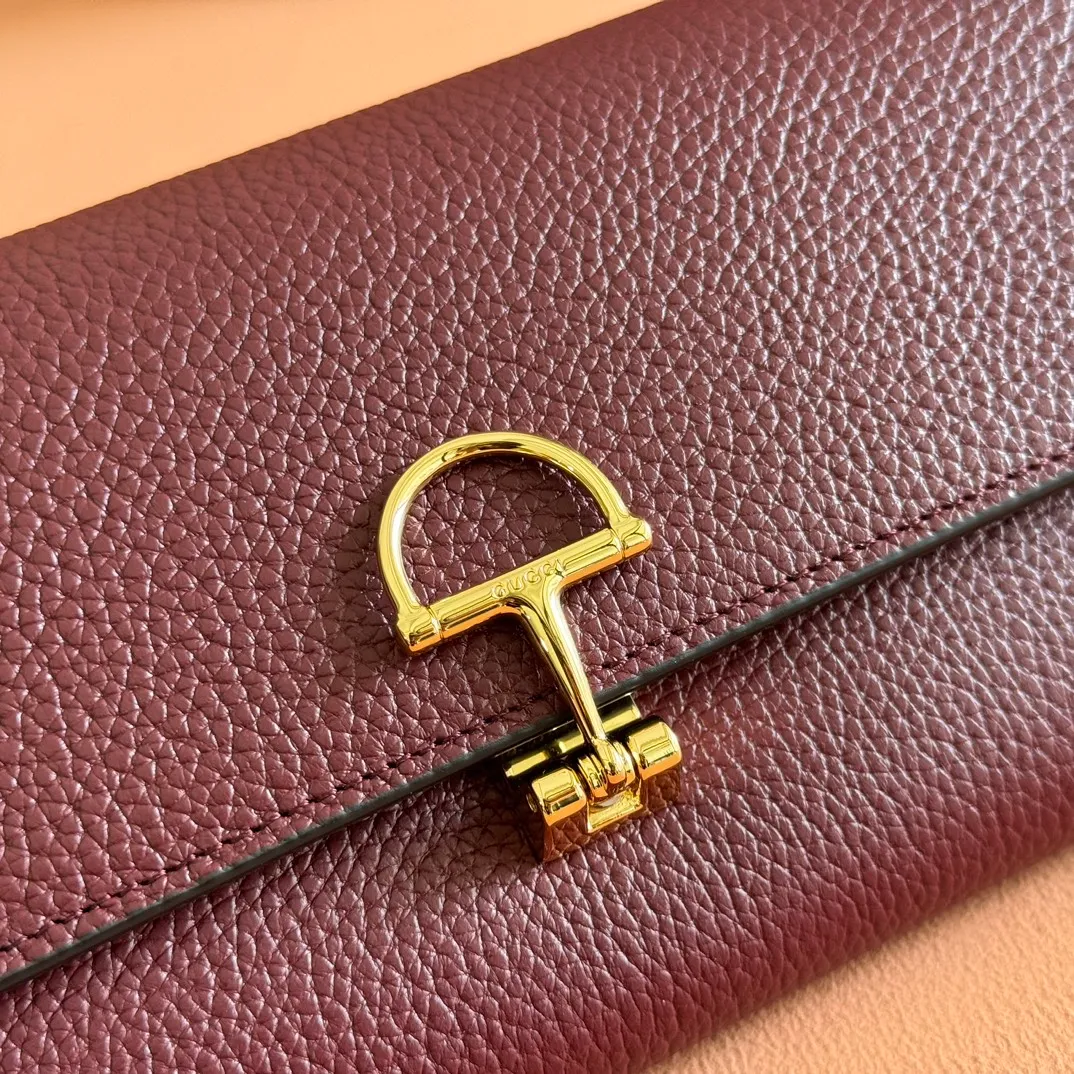 p540. 💋💋💋 Equipped with full counter packaging [New Product] This Gucci Softbit series shoulder bag is ingeniously integrated with the brand's classic equestrian style accessories in the shape of a large half-horse bit. Ankara red grained calfskin. Light gold-tone hardware. Dark brown microfiber lining. Half horsebit buckle. Ident.: 828147. Dimensions: 19x10x3.5cm. Color: Ancora/original leather. Made in Italy