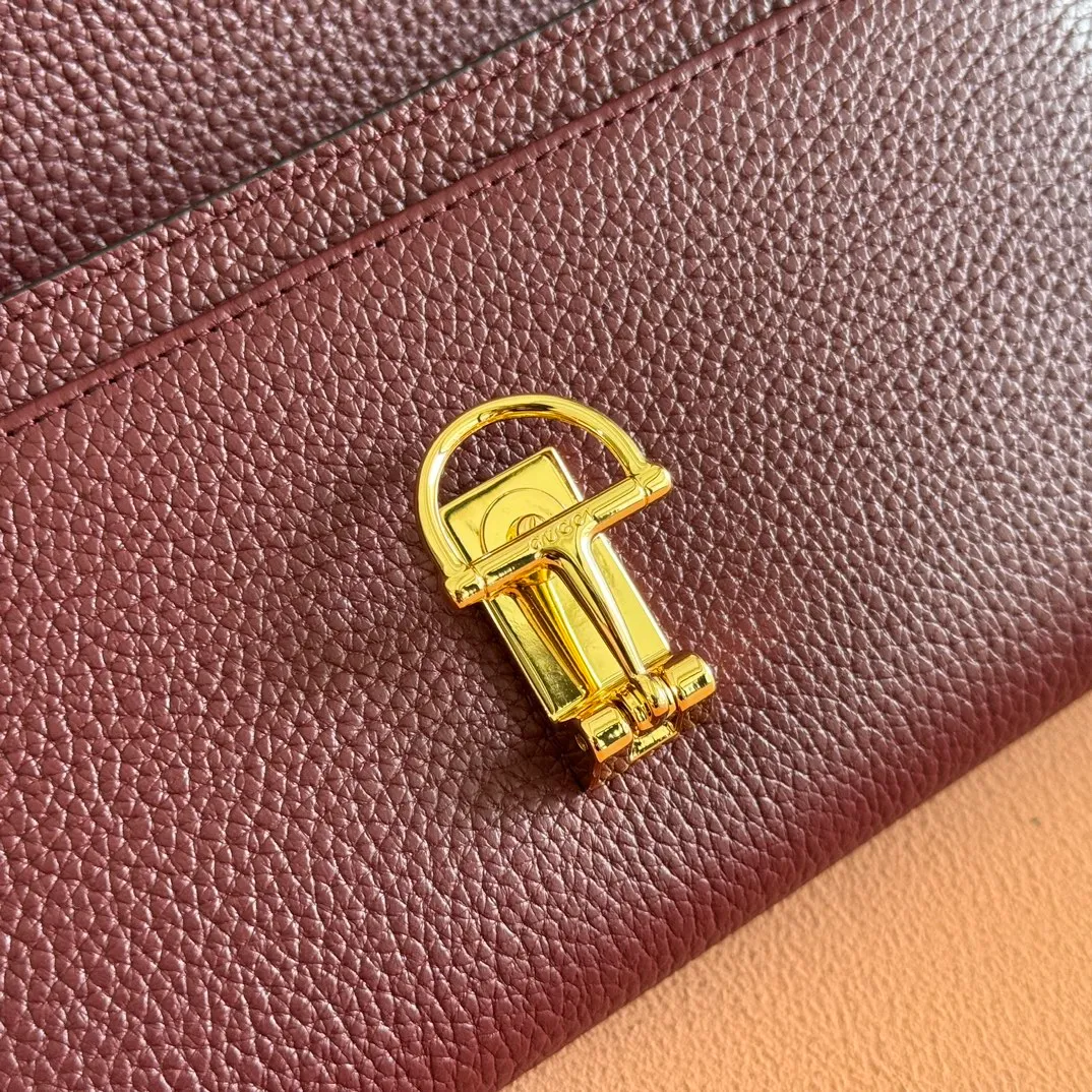 p540. 💋💋💋 Equipped with full counter packaging [New Product] This Gucci Softbit series shoulder bag is ingeniously integrated with the brand's classic equestrian style accessories in the shape of a large half-horse bit. Ankara red grained calfskin. Light gold-tone hardware. Dark brown microfiber lining. Half horsebit buckle. Ident.: 828147. Dimensions: 19x10x3.5cm. Color: Ancora/original leather. Made in Italy