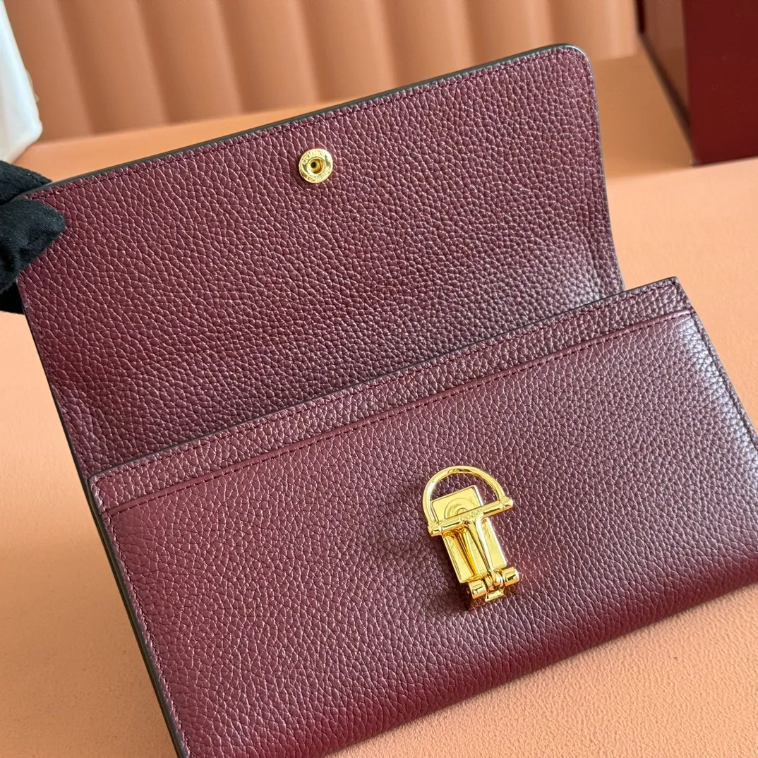 p540. 💋💋💋 Equipped with full counter packaging [New Product] This Gucci Softbit series shoulder bag is ingeniously integrated with the brand's classic equestrian style accessories in the shape of a large half-horse bit. Ankara red grained calfskin. Light gold-tone hardware. Dark brown microfiber lining. Half horsebit buckle. Ident.: 828147. Dimensions: 19x10x3.5cm. Color: Ancora/original leather. Made in Italy