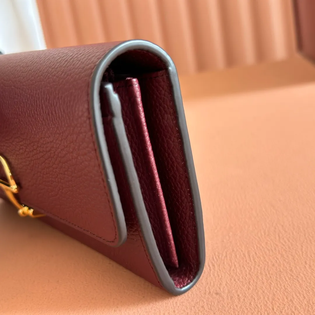 p540. 💋💋💋 Equipped with full counter packaging [New Product] This Gucci Softbit series shoulder bag is ingeniously integrated with the brand's classic equestrian style accessories in the shape of a large half-horse bit. Ankara red grained calfskin. Light gold-tone hardware. Dark brown microfiber lining. Half horsebit buckle. Ident.: 828147. Dimensions: 19x10x3.5cm. Color: Ancora/original leather. Made in Italy