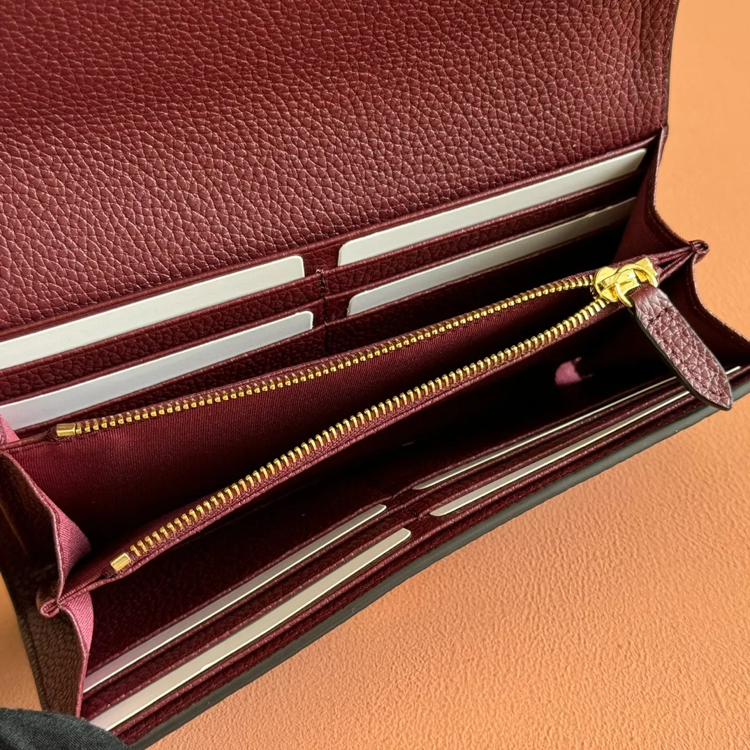 p540. 💋💋💋 Equipped with full counter packaging [New Product] This Gucci Softbit series shoulder bag is ingeniously integrated with the brand's classic equestrian style accessories in the shape of a large half-horse bit. Ankara red grained calfskin. Light gold-tone hardware. Dark brown microfiber lining. Half horsebit buckle. Ident.: 828147. Dimensions: 19x10x3.5cm. Color: Ancora/original leather. Made in Italy