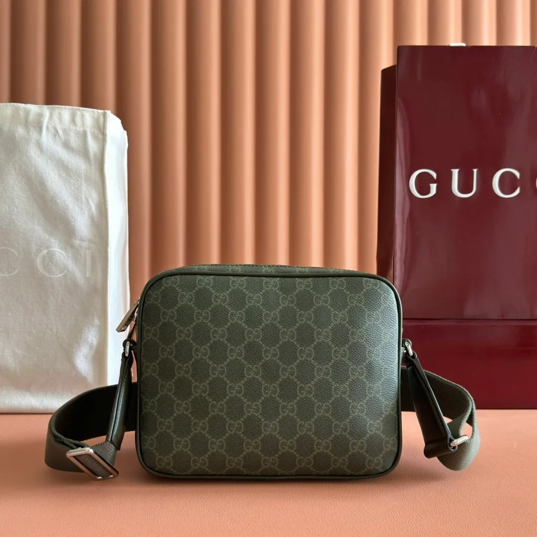 p1020. 💋💋💋"With full set of original counter packaging" [New Product] The 2025 autumn and winter series uses GG letter pattern coated fabric to reinterpret one of the brand's iconic patterns. This small crossbody bag is crafted from innovative fabrics and finished with tonal leather piping for added style. Forest green GG monogram coated fabric Green leather trim Palladium tone hardware Cotton and linen blend lining Interior: 1 zip pocket External: 1 zip pocket Adjustable canvas shoulder strap (height: 55cm; length: 86cm - 137cm Zip closure Ref.: 795479. Dimensions: 23cm (W) x 18cm (H) x 12cm (D) Weight: approx. 0.726 kg Color: forest green/pvc Made in Italy.