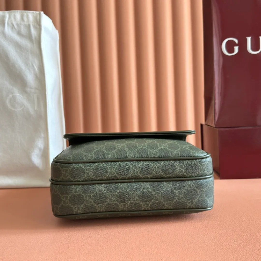 p1020. 💋💋💋"With full set of original counter packaging" [New Product] The 2025 autumn and winter series uses GG letter pattern coated fabric to reinterpret one of the brand's iconic patterns. This small crossbody bag is crafted from innovative fabrics and finished with tonal leather piping for added style. Forest green GG monogram coated fabric Green leather trim Palladium tone hardware Cotton and linen blend lining Interior: 1 zip pocket External: 1 zip pocket Adjustable canvas shoulder strap (height: 55cm; length: 86cm - 137cm Zip closure Ref.: 795479. Dimensions: 23cm (W) x 18cm (H) x 12cm (D) Weight: approx. 0.726 kg Color: forest green/pvc Made in Italy.