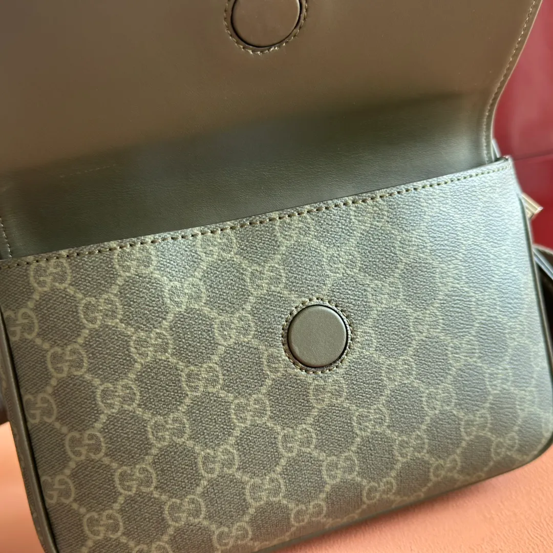 p1020. 💋💋💋"With full set of original counter packaging" [New Product] The 2025 autumn and winter series uses GG letter pattern coated fabric to reinterpret one of the brand's iconic patterns. This small crossbody bag is crafted from innovative fabrics and finished with tonal leather piping for added style. Forest green GG monogram coated fabric Green leather trim Palladium tone hardware Cotton and linen blend lining Interior: 1 zip pocket External: 1 zip pocket Adjustable canvas shoulder strap (height: 55cm; length: 86cm - 137cm Zip closure Ref.: 795479. Dimensions: 23cm (W) x 18cm (H) x 12cm (D) Weight: approx. 0.726 kg Color: forest green/pvc Made in Italy.